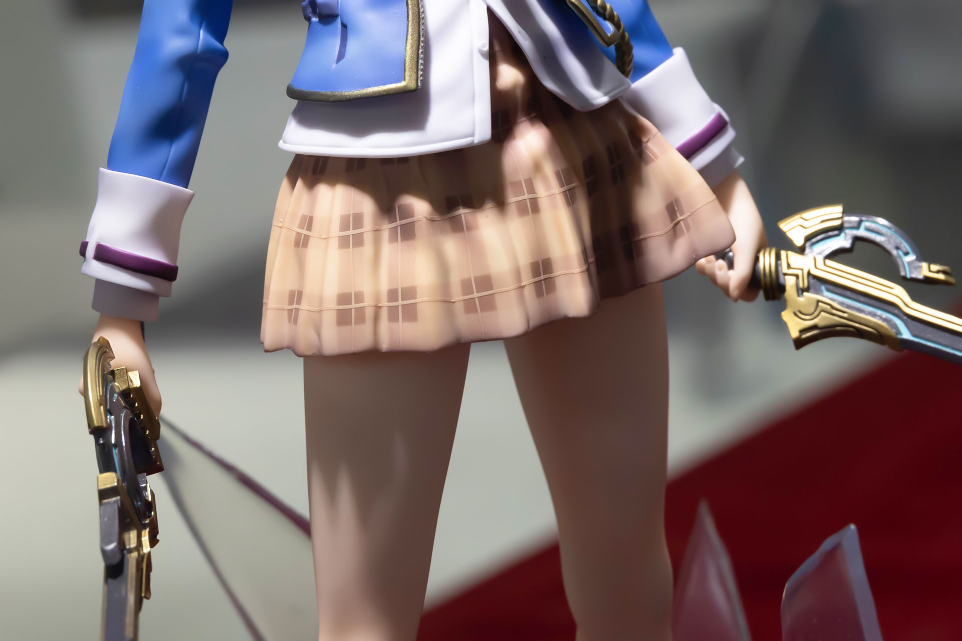 スカートは可愛らしいチェック柄というギャップも素晴らしい