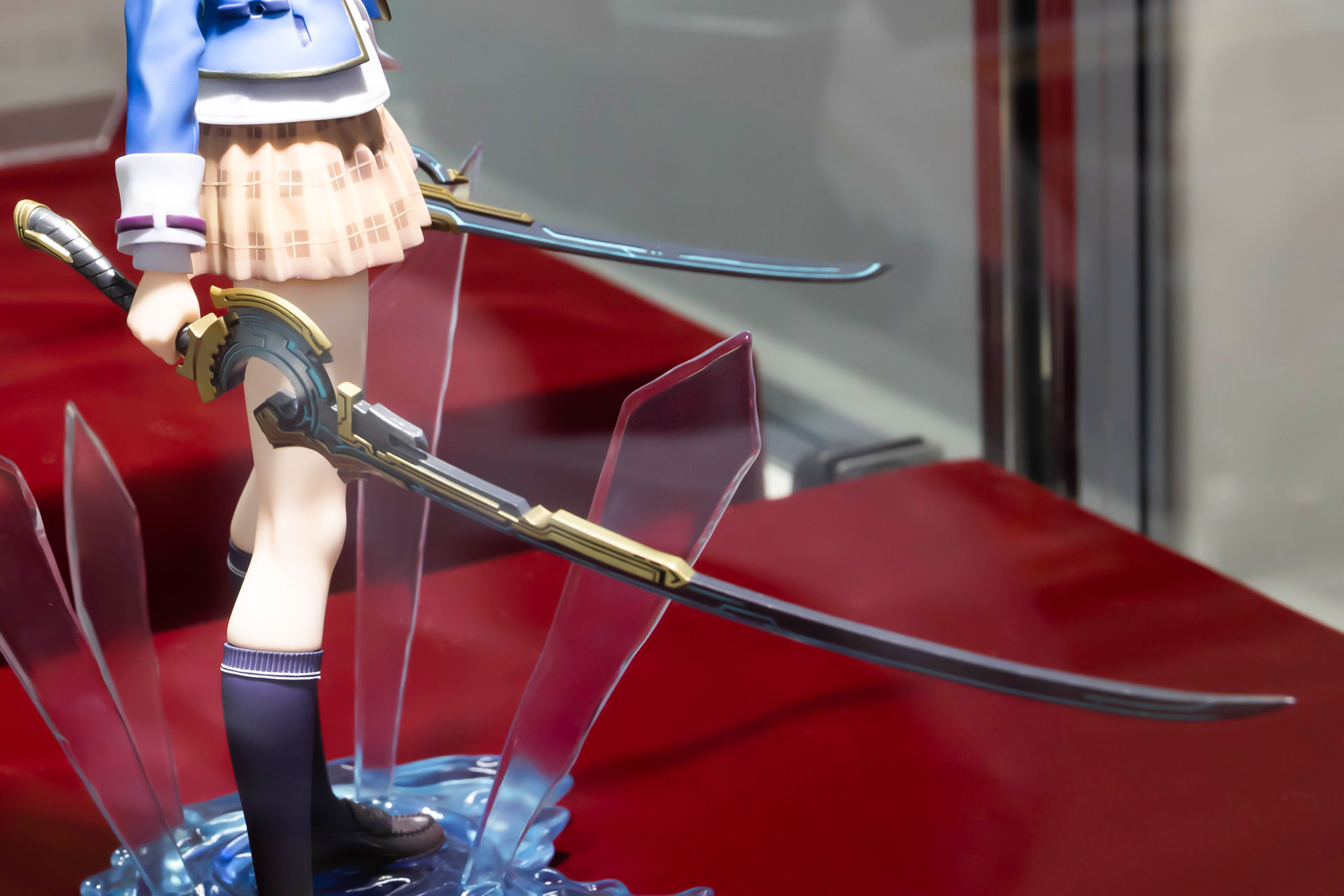 両手に持ったセラフも細部にわたるまで再現されている