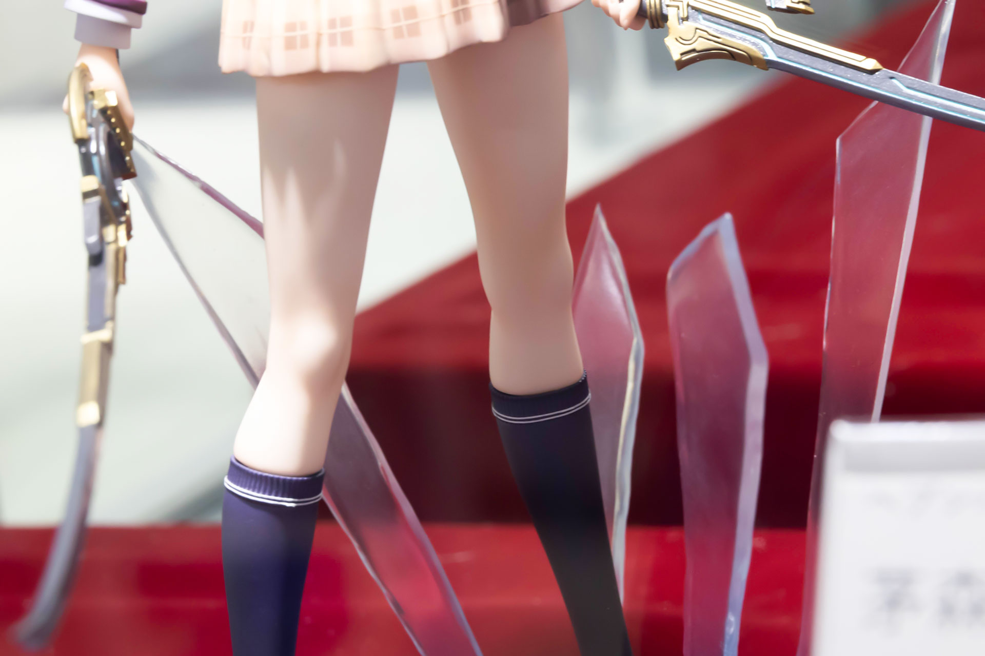 紺色のソックスと脚の微妙な凹凸まで再現されている