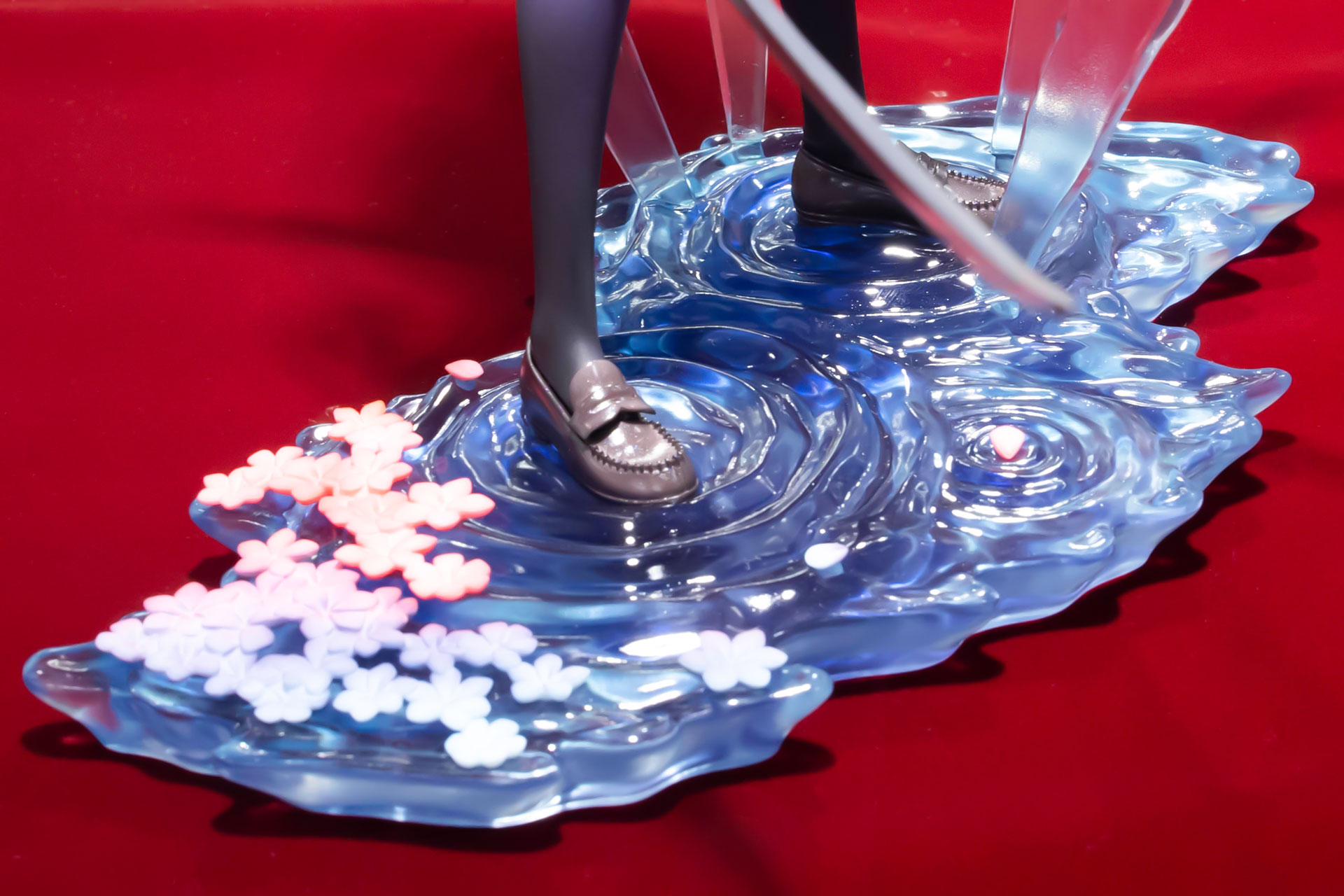 台座はメインビジュアルの瑞々しい感じが表現されている