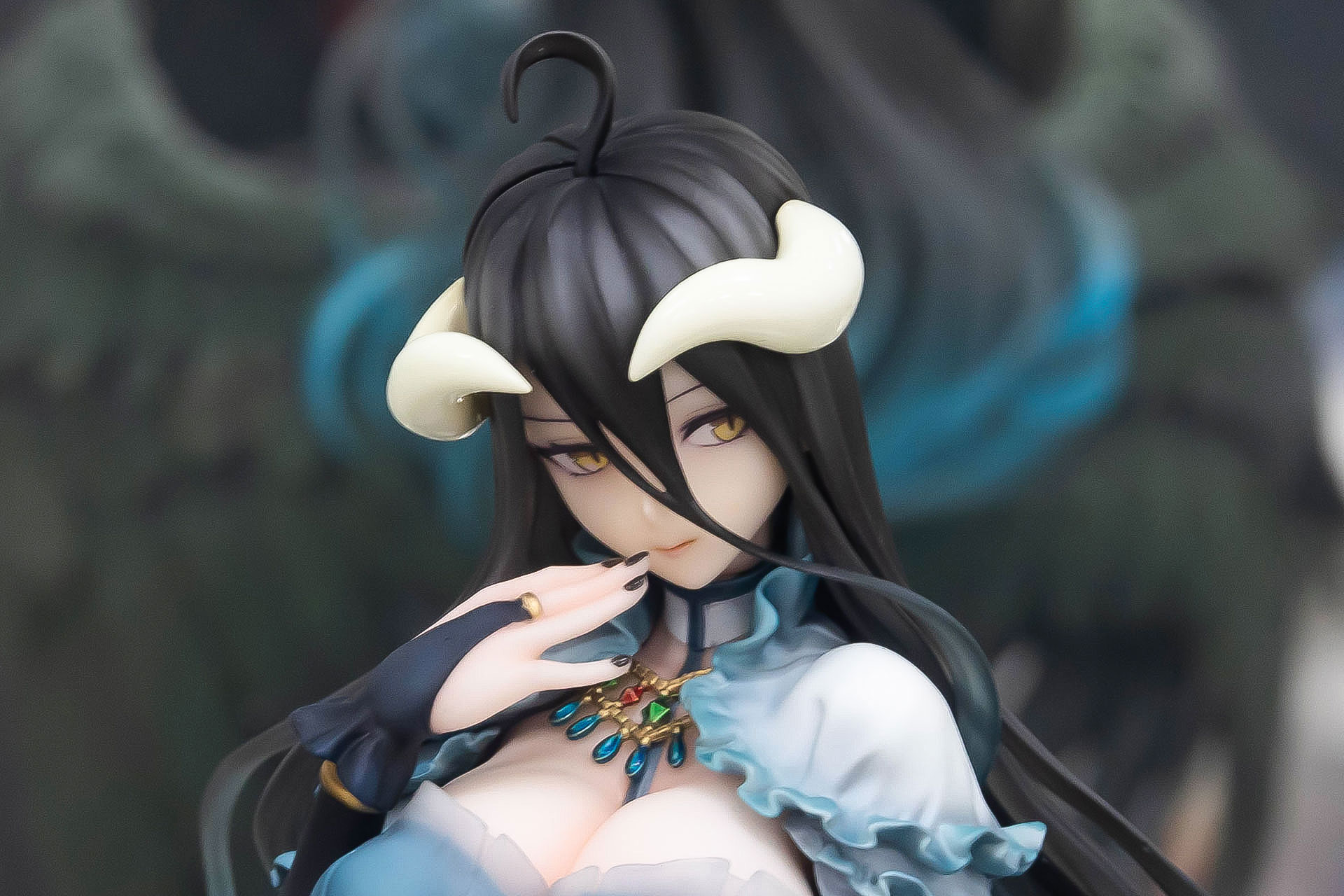 頭のてっぺんには、妙に印象的なアホ毛もしっかりと付けられている