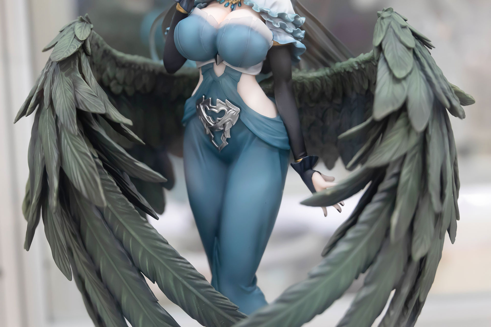 黒ドレスの足元もクリアパーツで透けて見える