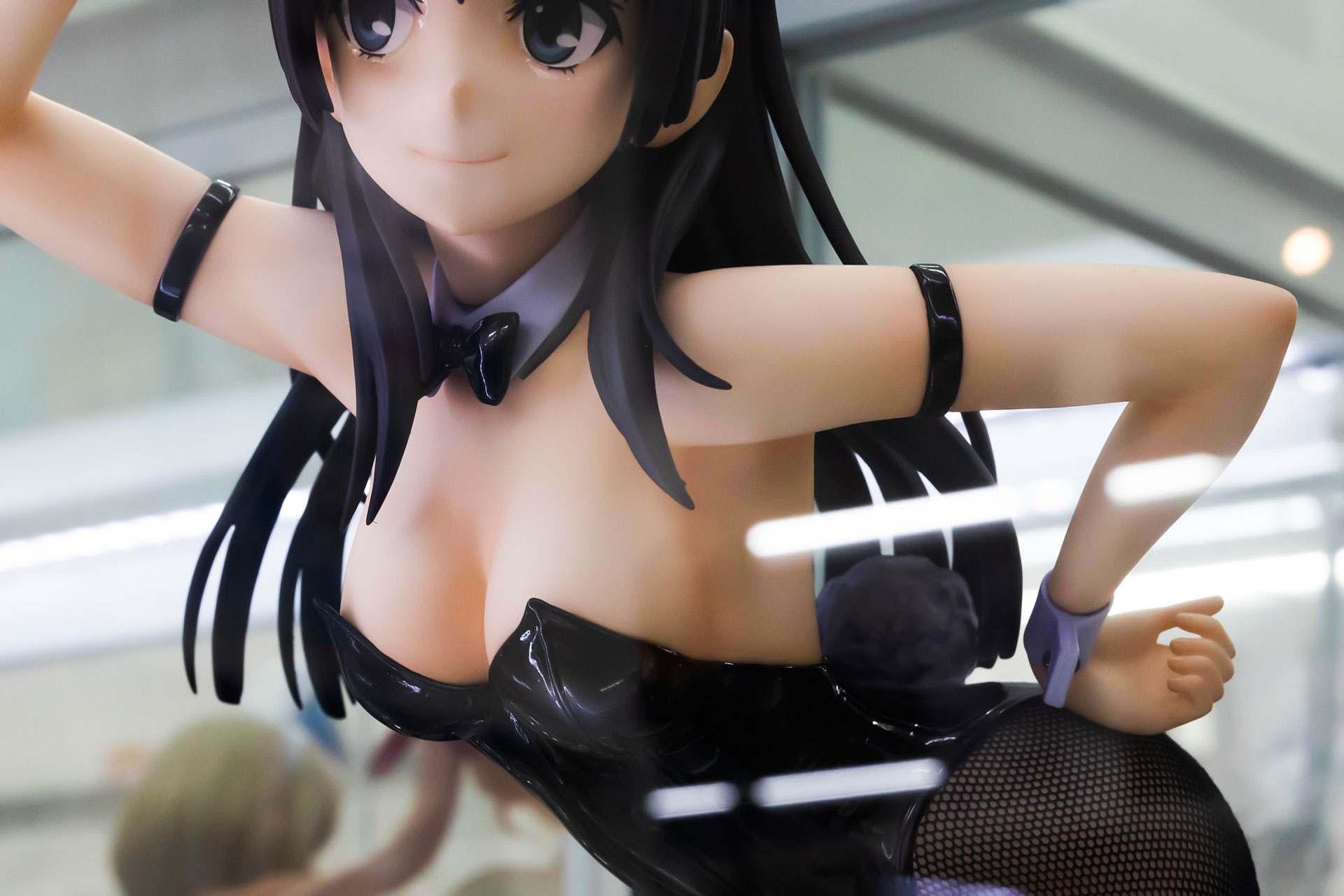 胸元から腰にかけてのボディラインも美しすぎる！