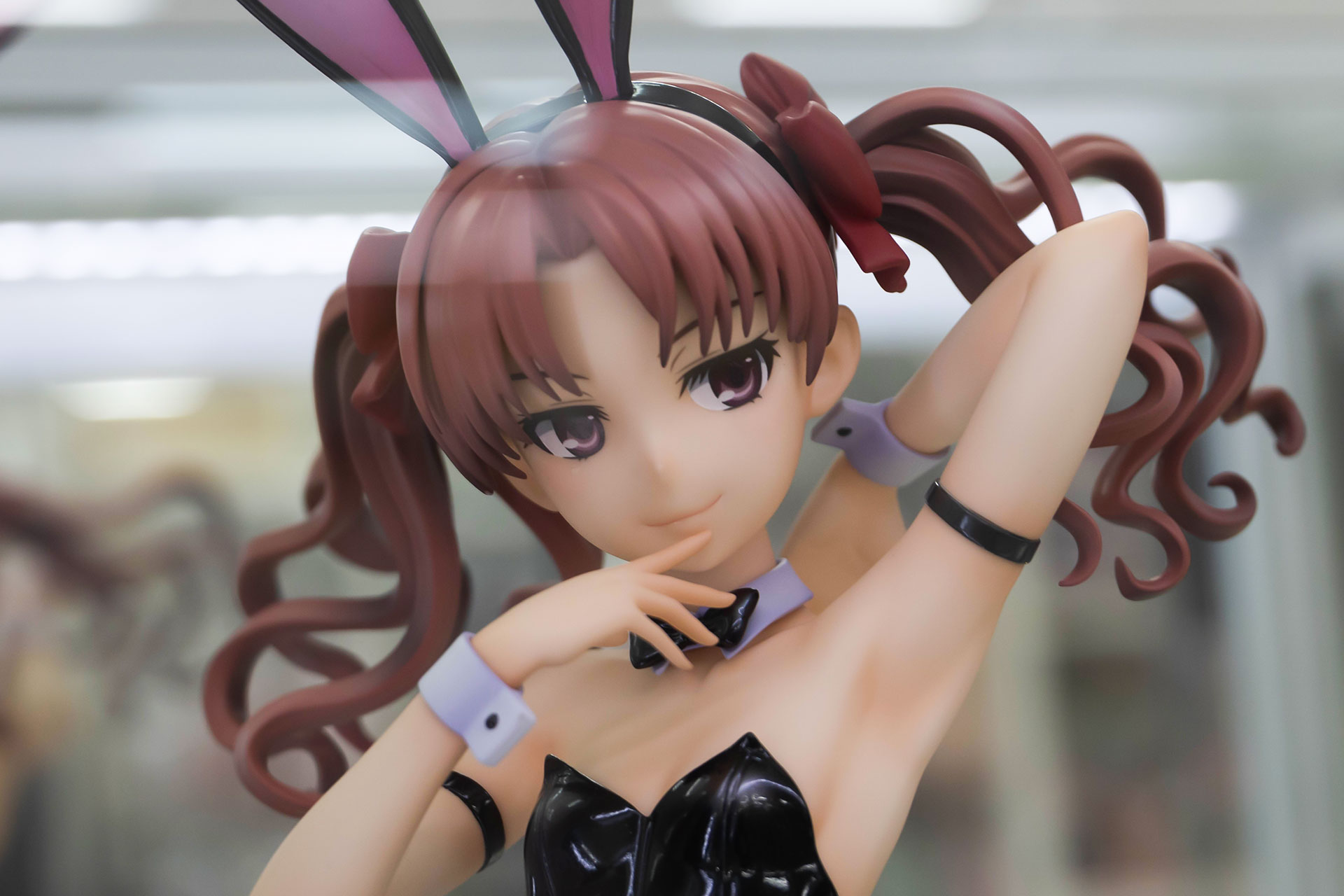 手首や首元には、紫色のアクセサリーを身に付けている