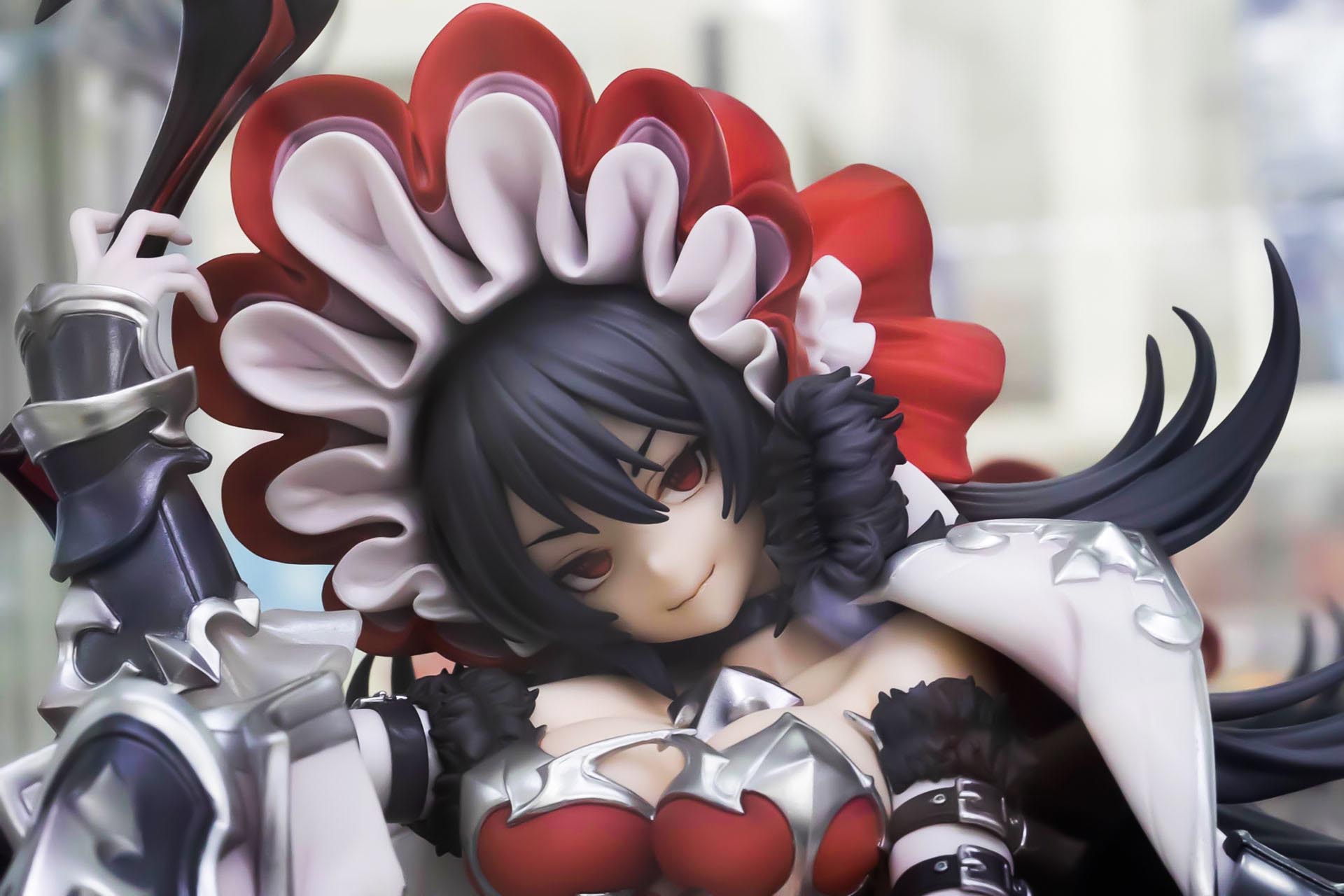 2次元のイラストとは異なり、立体化したフィギュアでは衣装も豪勢に見える