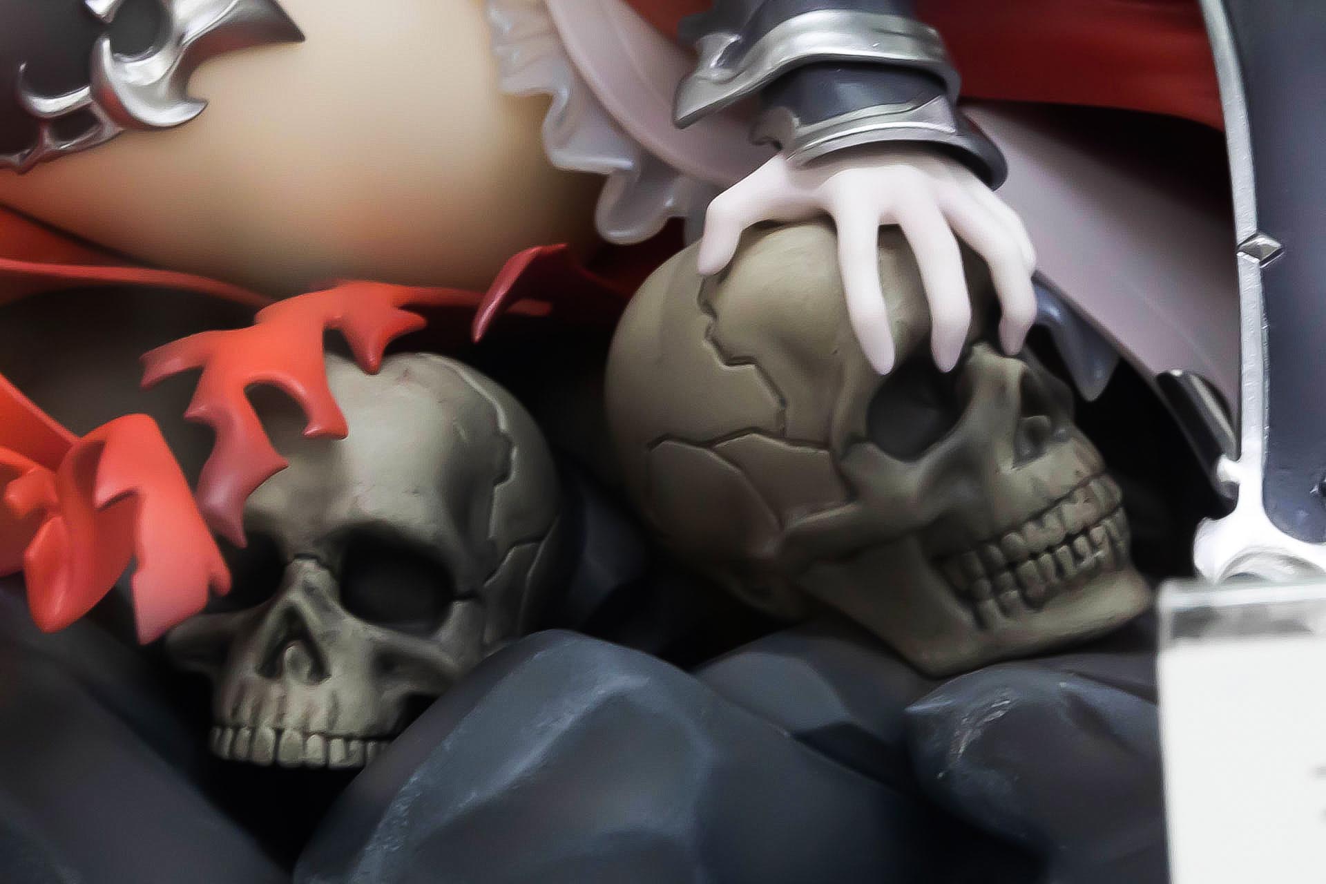 手元付近には、おどろおどろしい雰囲気のしゃれこうべが置かれている