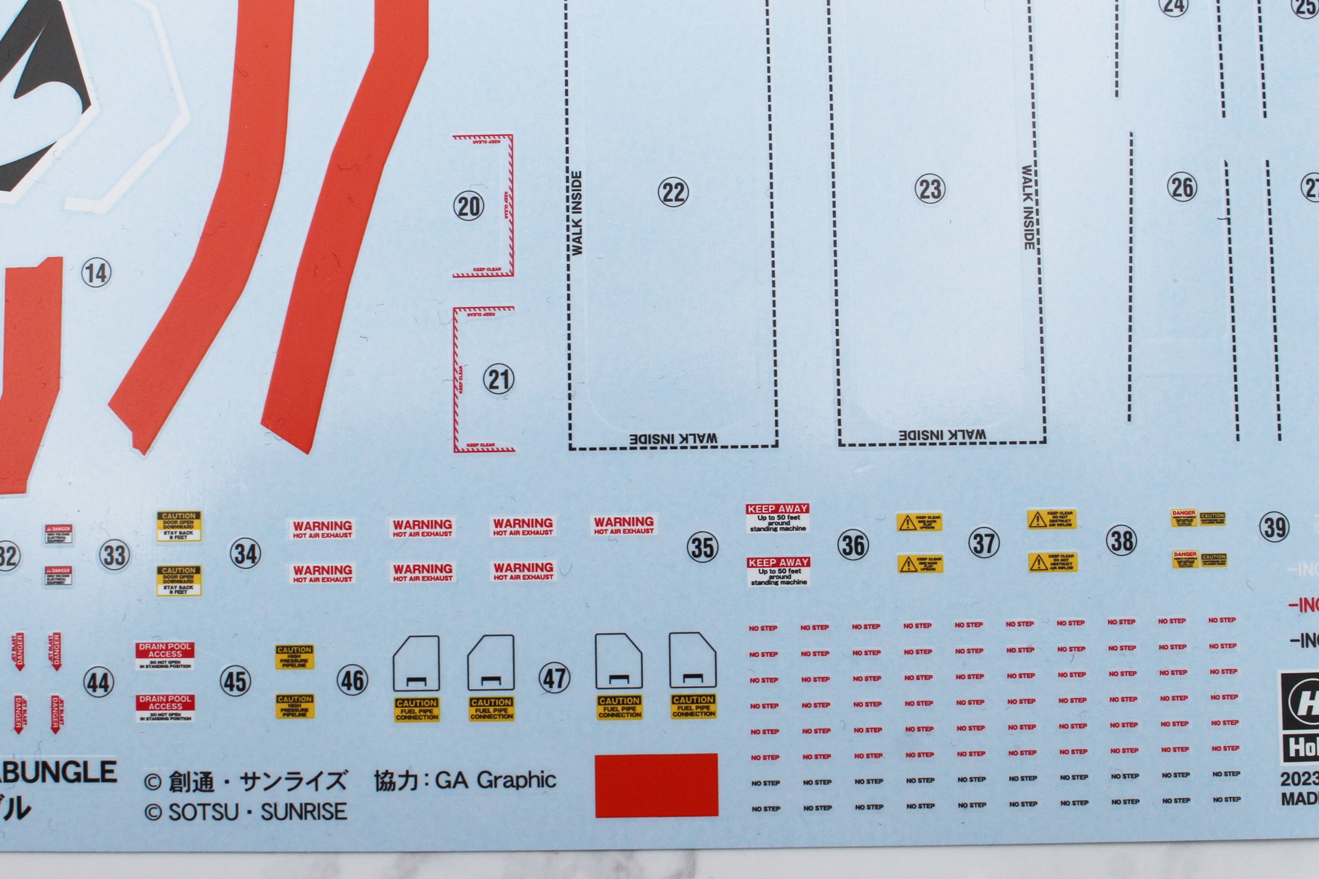 デカールはスケールモデルのような英語のマーキングが用意されている