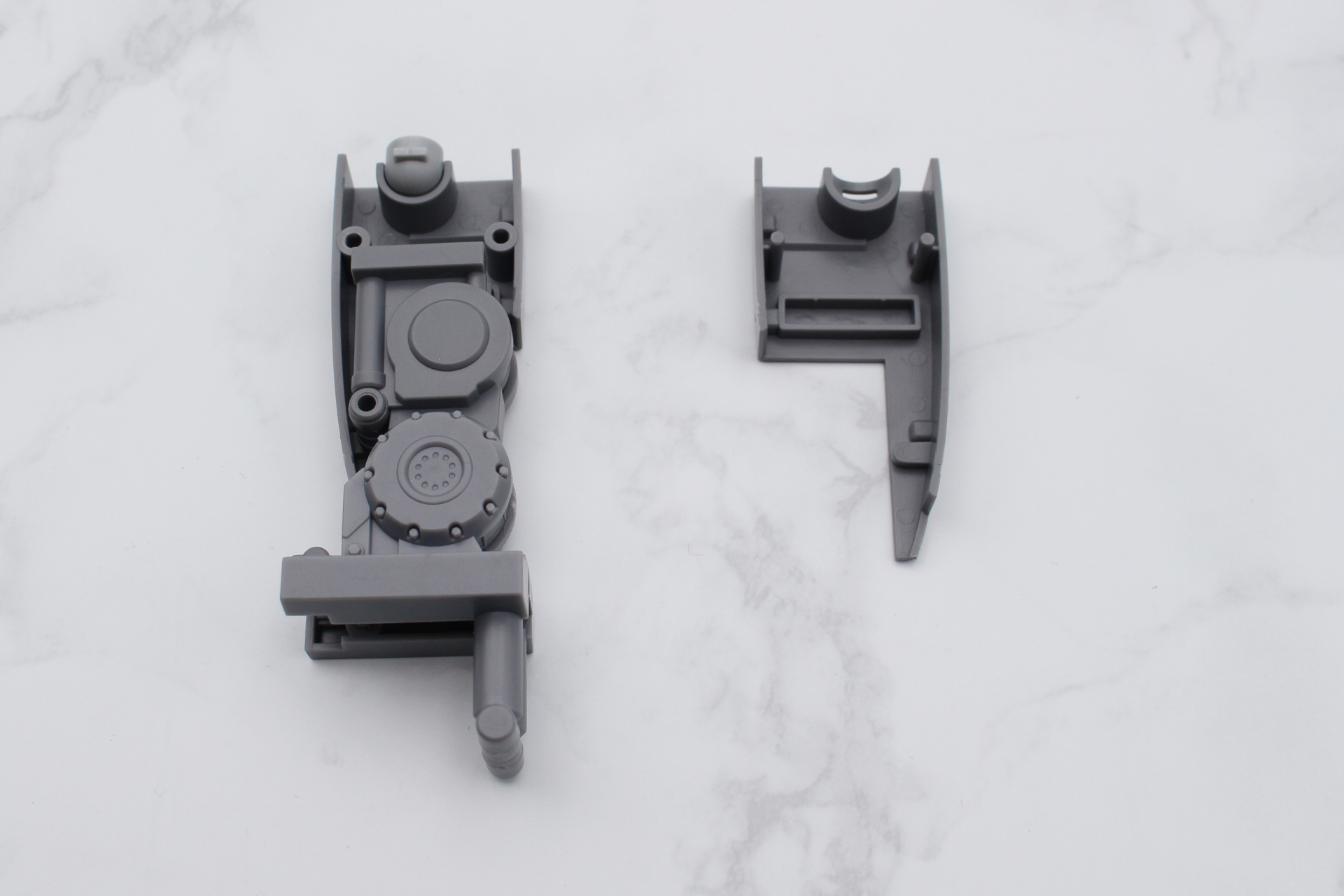 組み立てた関節部に装甲を取り付ける。各所のモールドにも注目