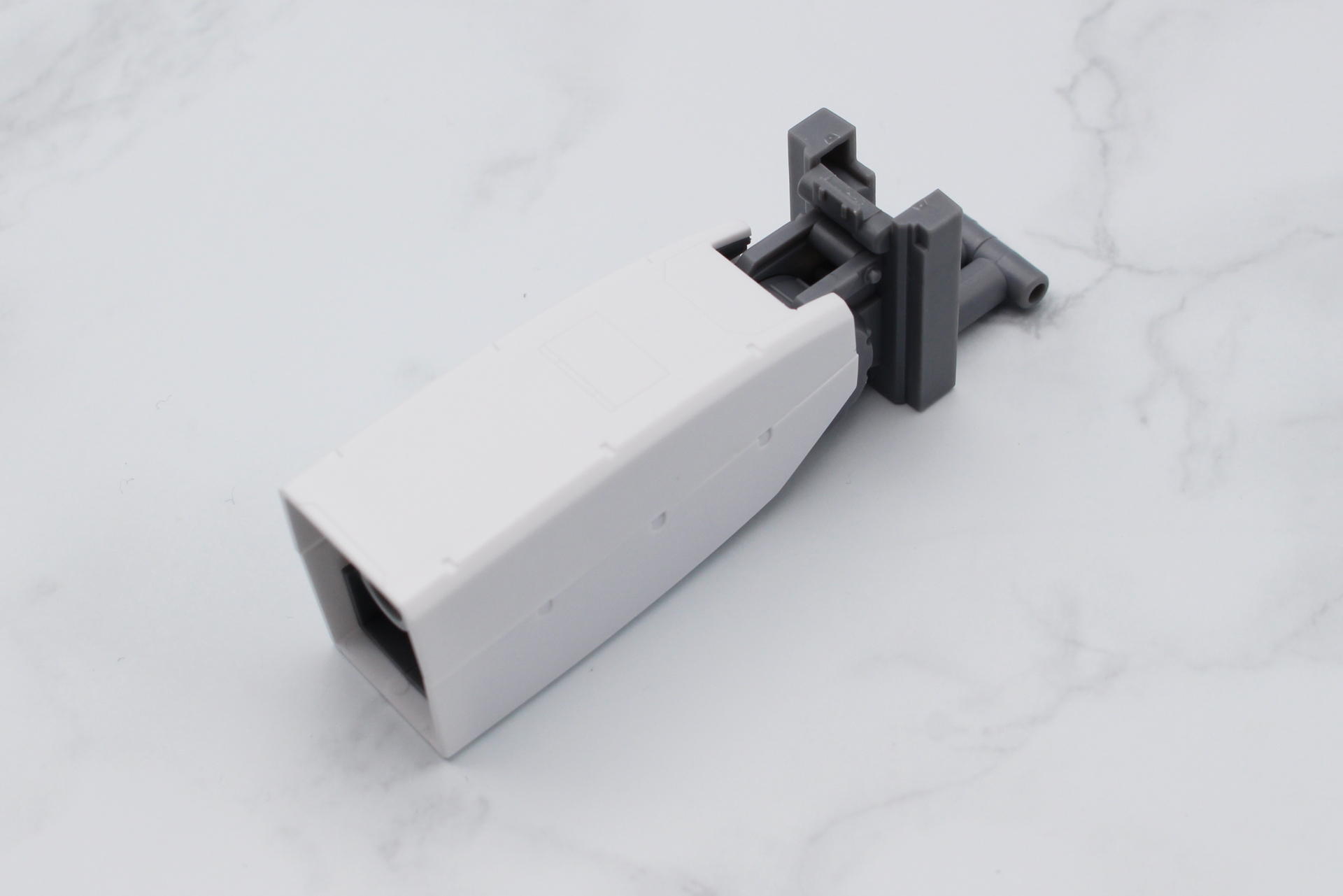 組み立てた関節部に装甲を取り付ける。各所のモールドにも注目