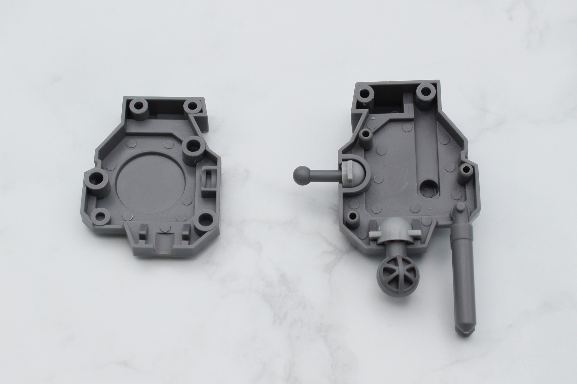 足首の関節。飛び出たジョイントには足の甲のパーツを接続する