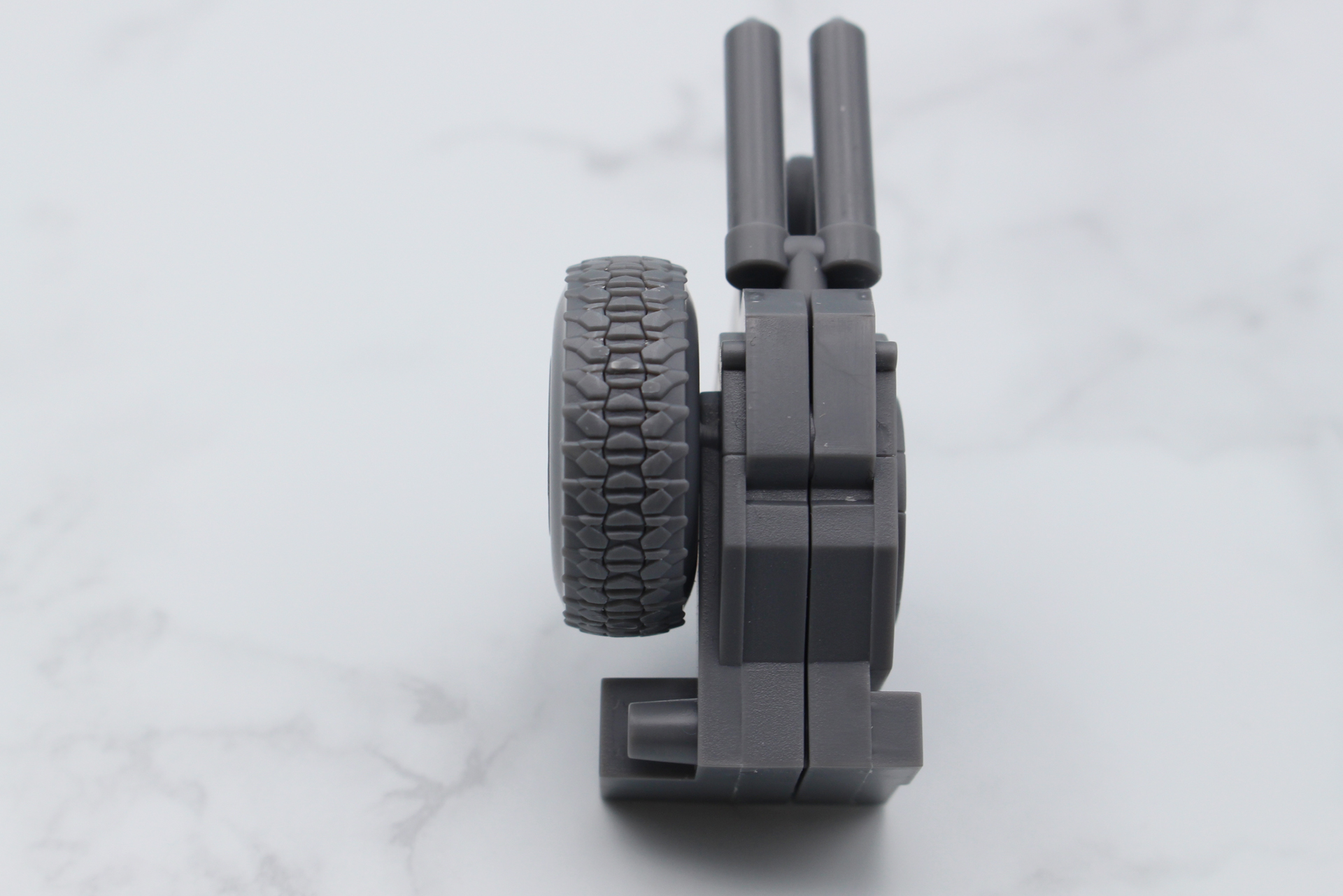 4パーツで構成されたタイヤ。組み立てるとトレッドパターンになる