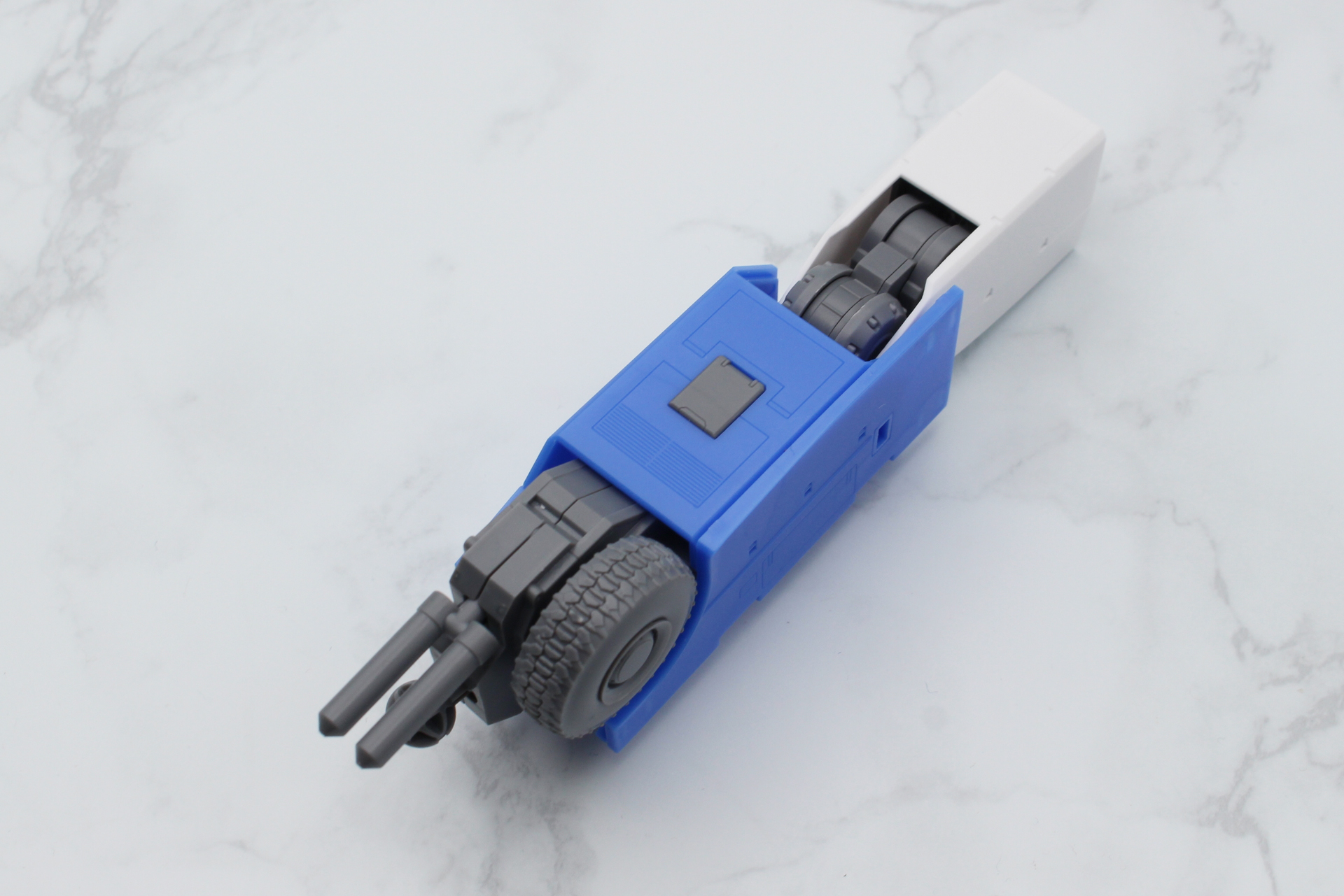 組み立てた関節部分を組み込んでいく