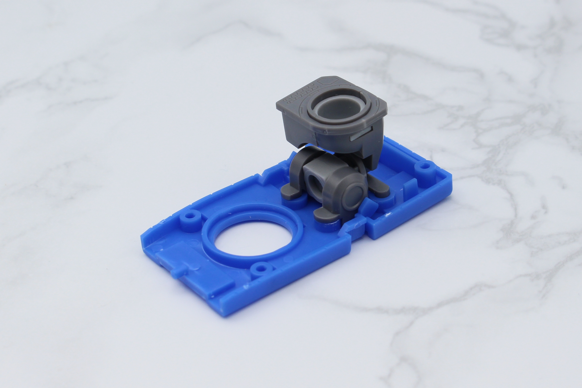 足首の関節。足裏は前後が可動する構造