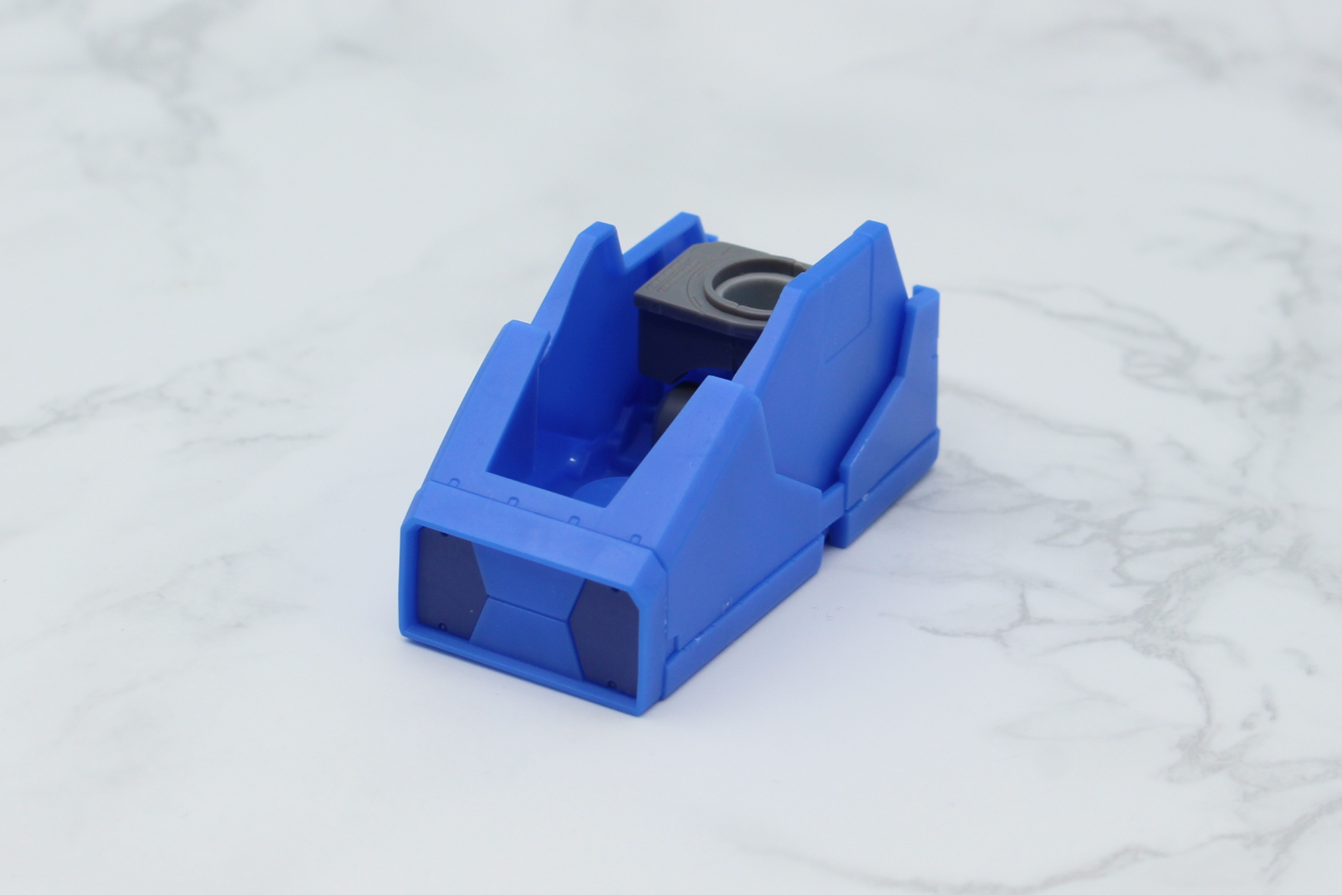 足首の完成。つま先両端の五角形のモールドは別パーツで色分けされている