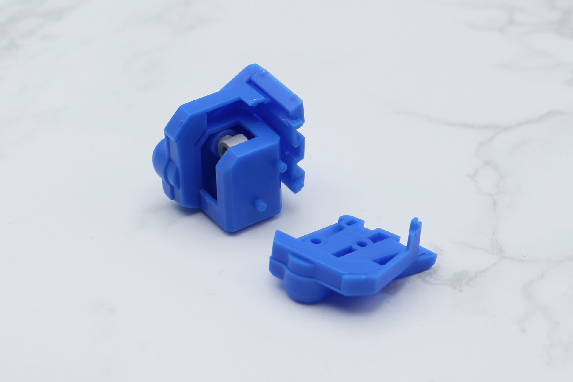 肩内部は関節にポリキャップを内蔵し、広い可動範囲を設けている