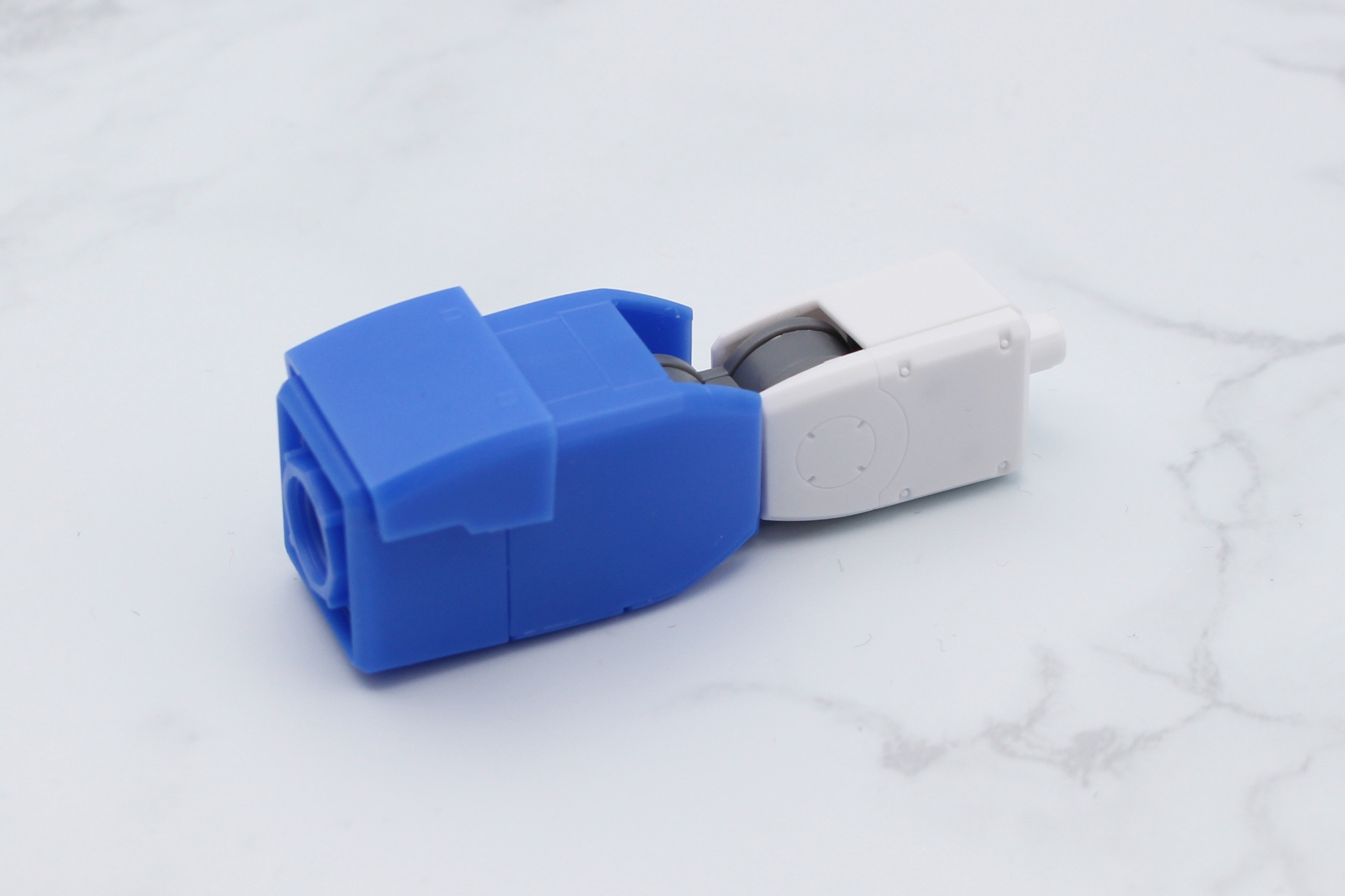 ヒジ関節と腕。前腕の先端は取れやすいので接着を推奨