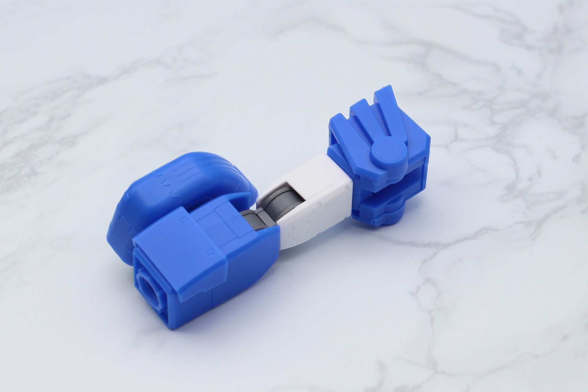 それぞれを取り付けて腕が完成