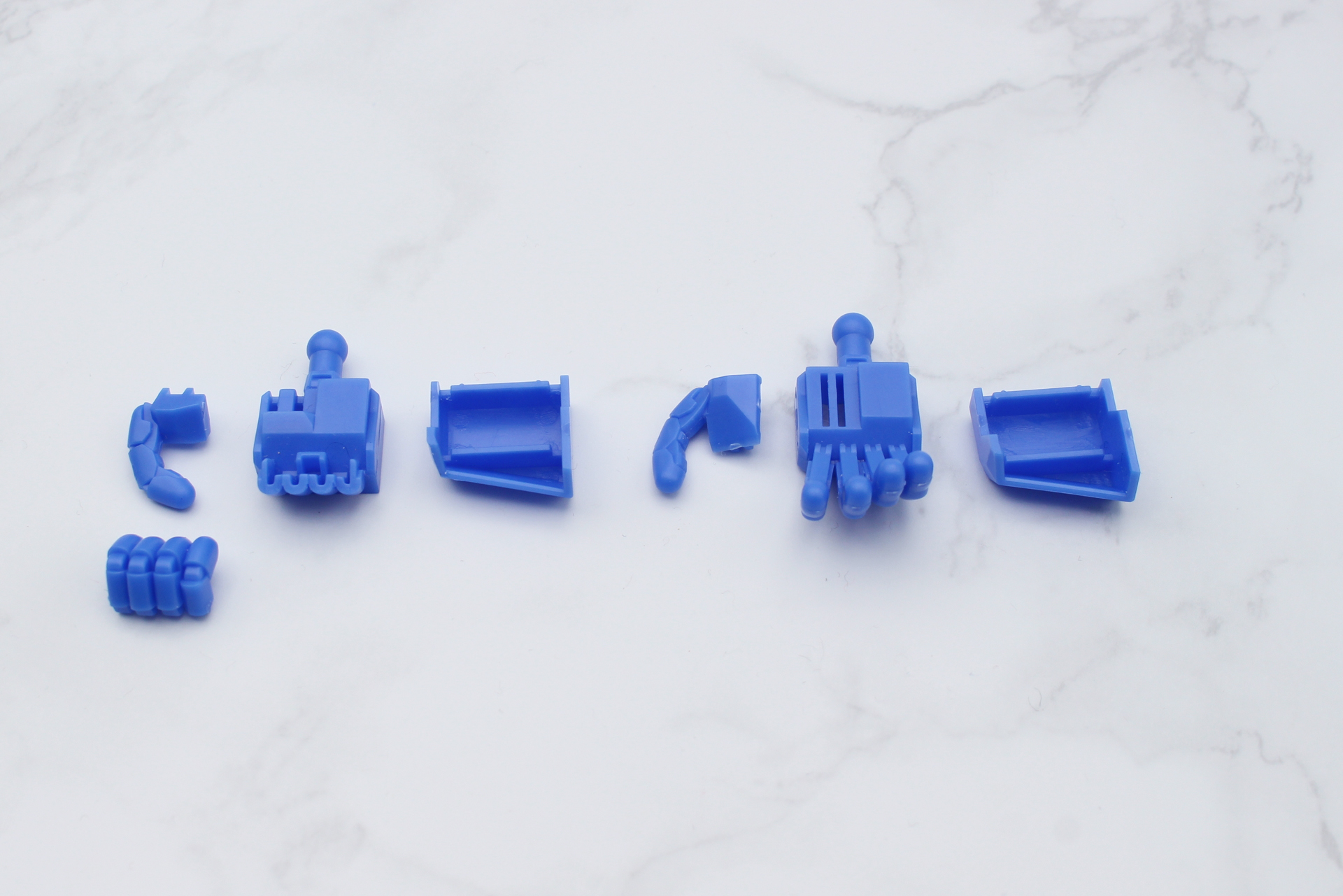 手首は写真の平手と握りの他、ライフル用の持ち手もある