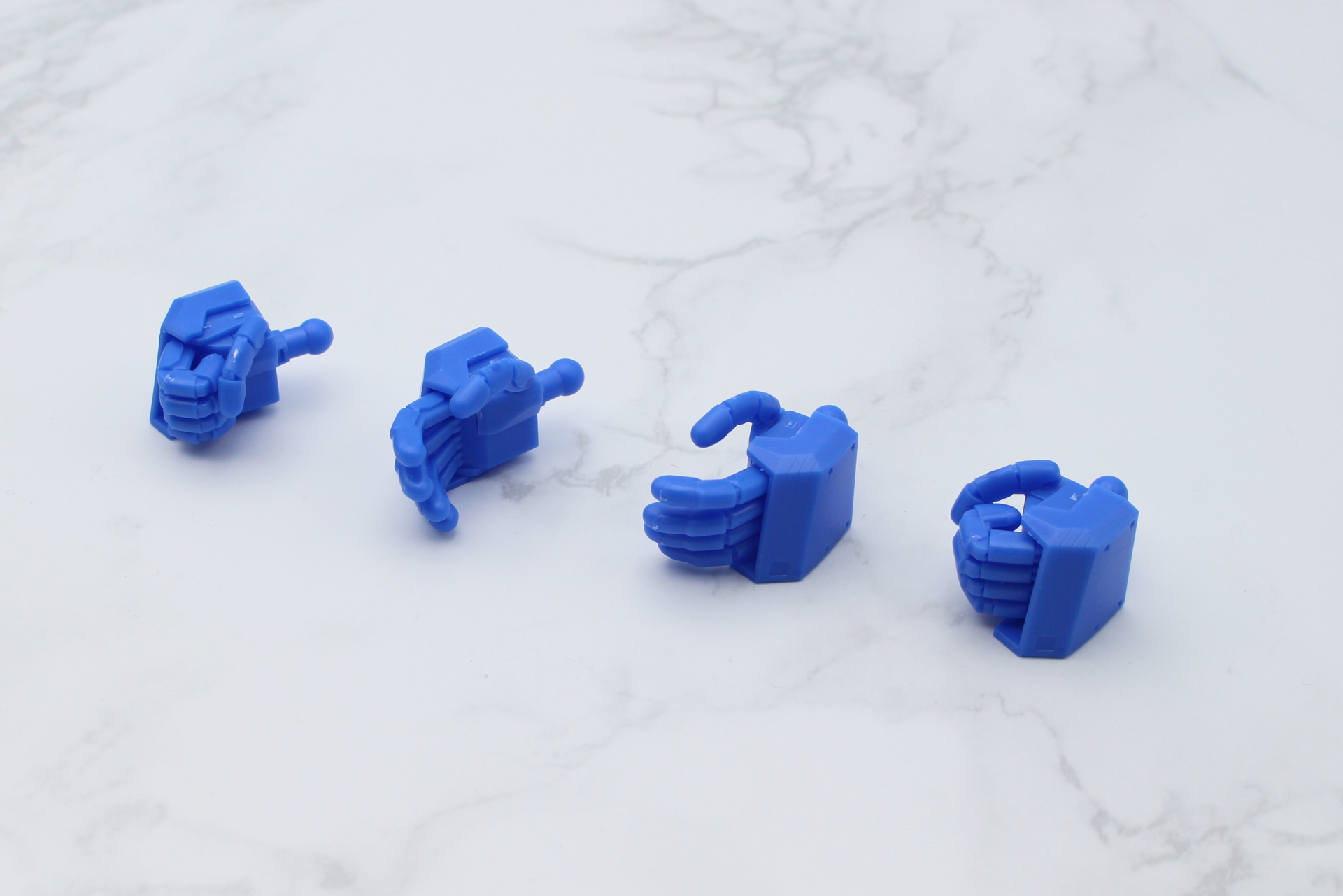 手首は写真の平手と握りの他、ライフル用の持ち手もある