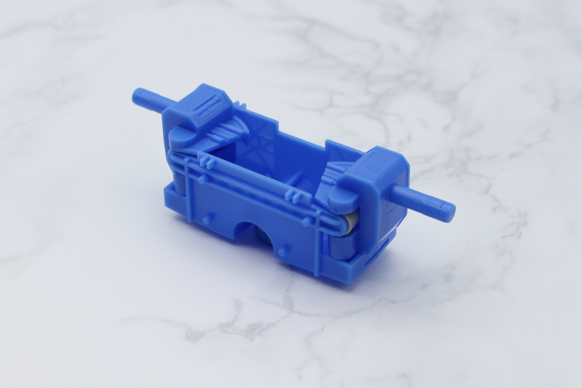 肩は胴体側にも関節があり、前方にわずかにスイングする機構