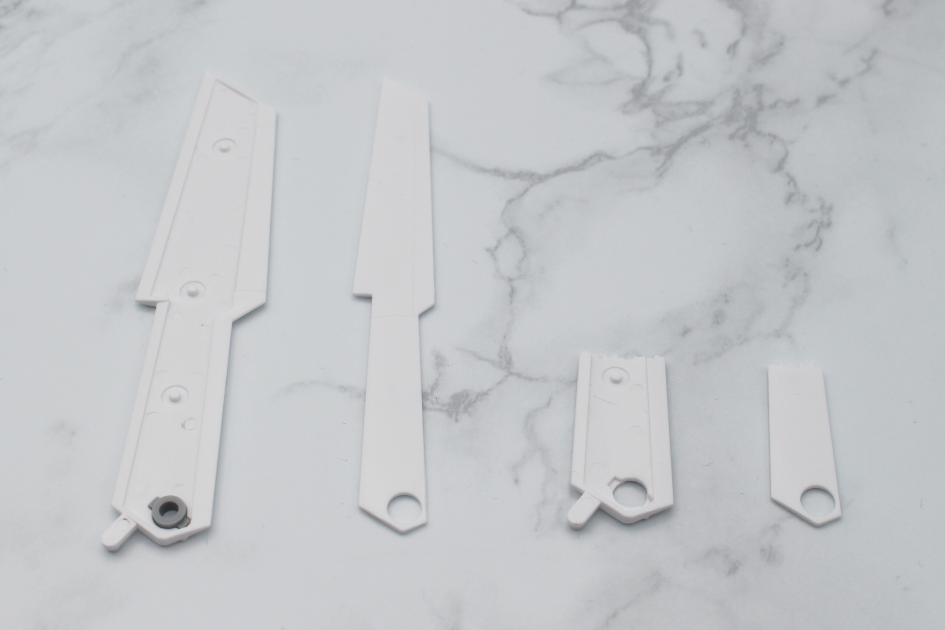 翼は根元にポリキャップを挟んで組み立てる。右側はジロン機の翼