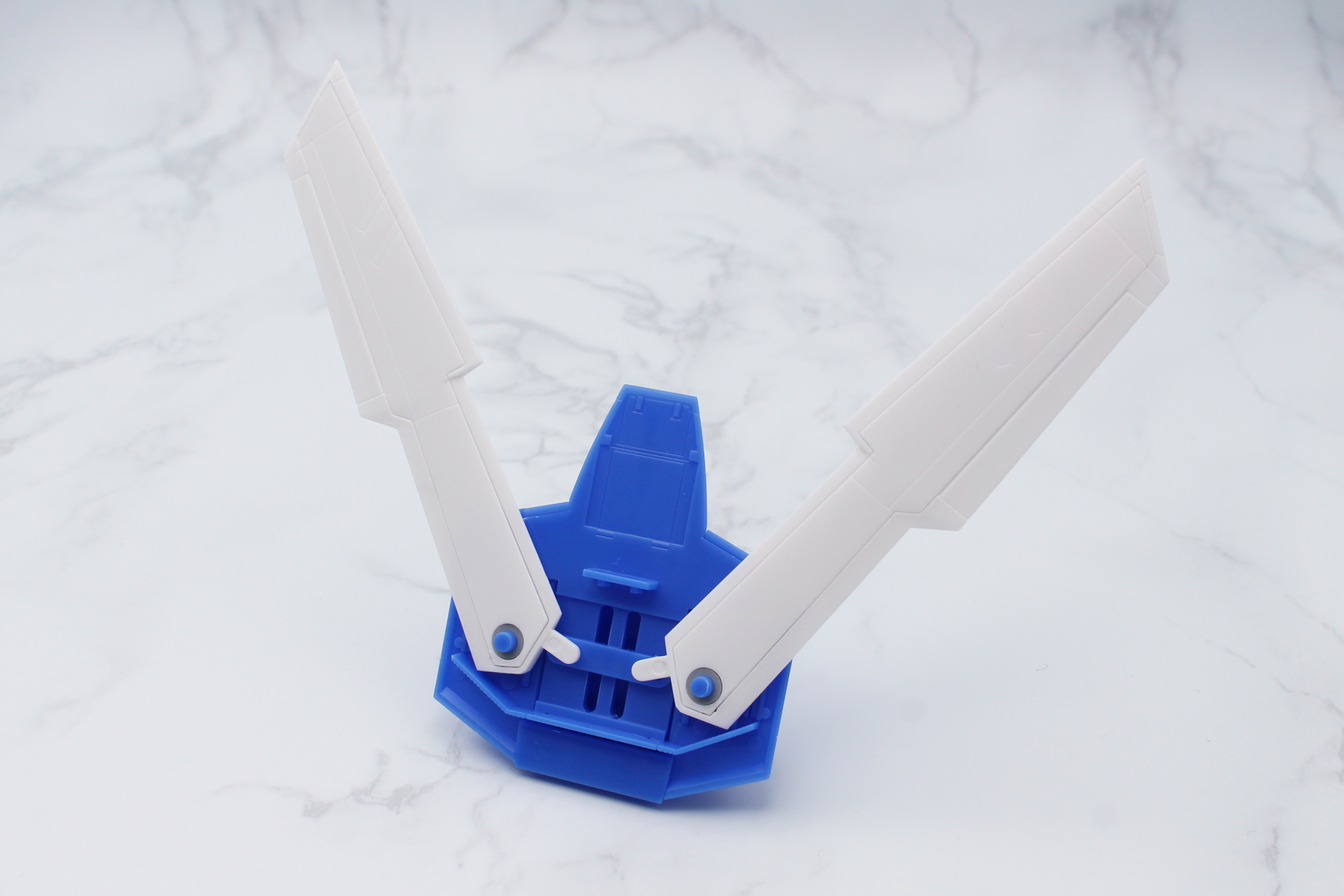 翼の根元には可動するパーツがあり左右が連動する