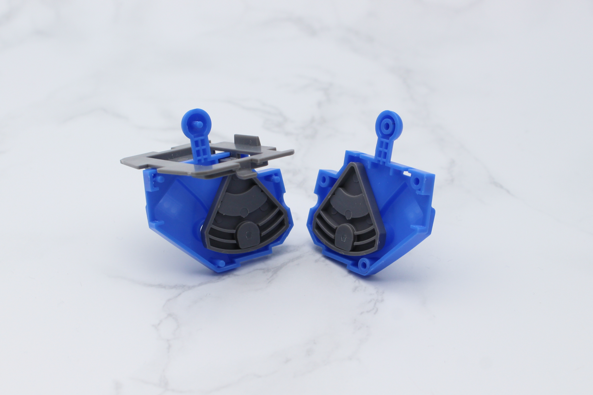 前後にスライドする機構が設けられた股関節。動きがちょっと固かったので、セラミックグリスを内部に薄く塗っている