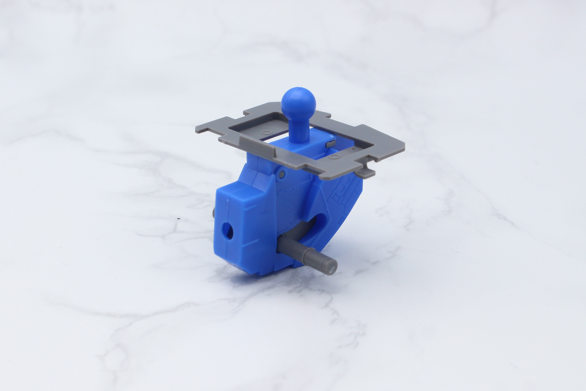 前後にスライドする機構が設けられた股関節。動きがちょっと固かったので、セラミックグリスを内部に薄く塗っている