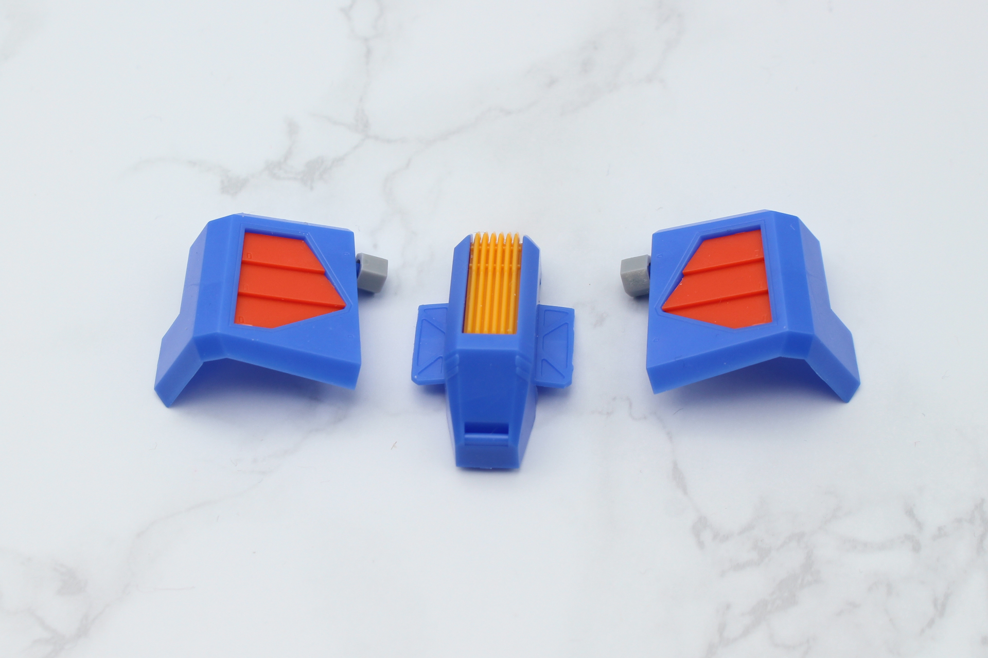 前後の腰アーマーを組み立てる