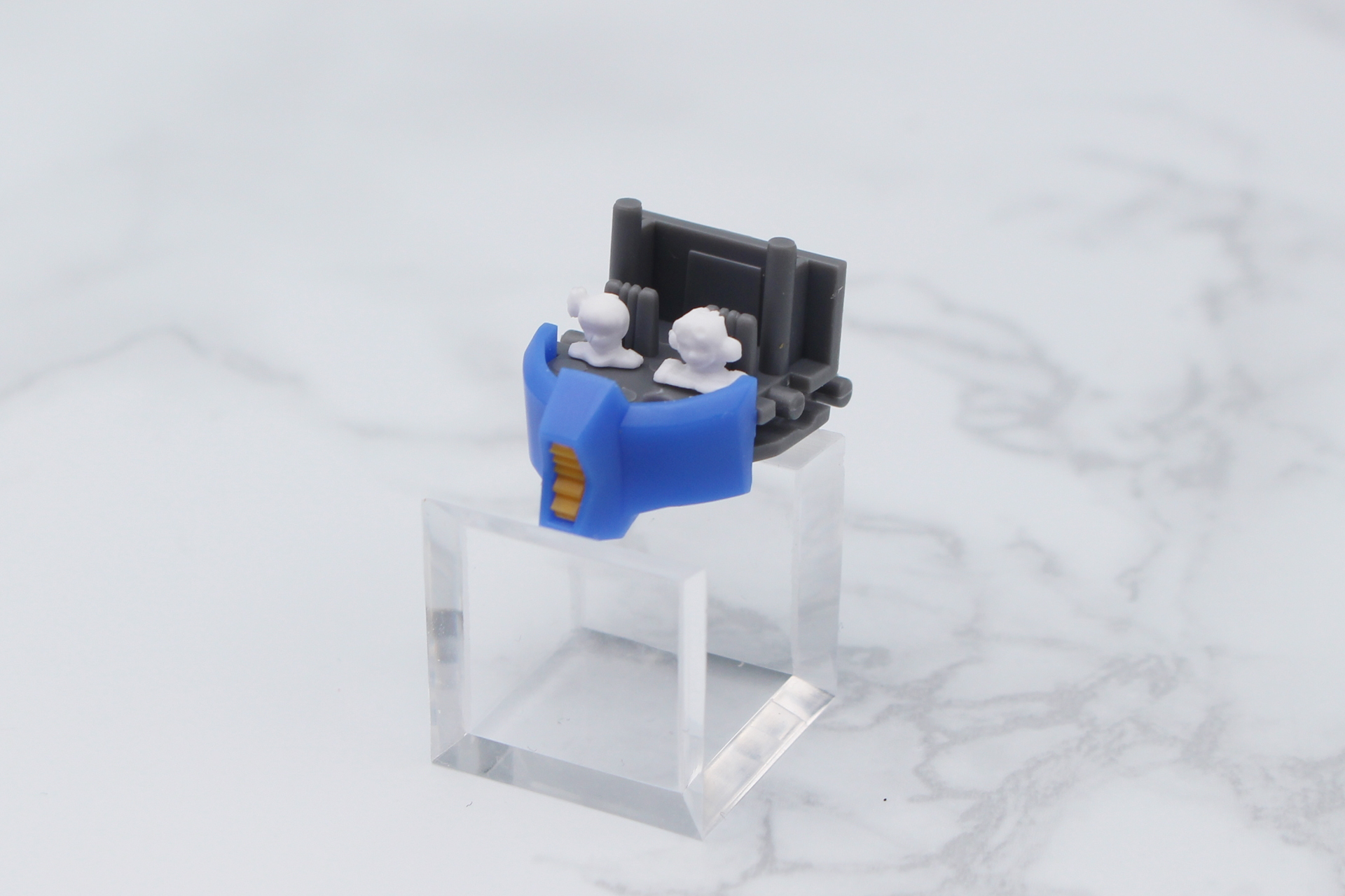 コクピットにはフィギュアの上半身を2人分乗せられる。作例はラグとジロンだ