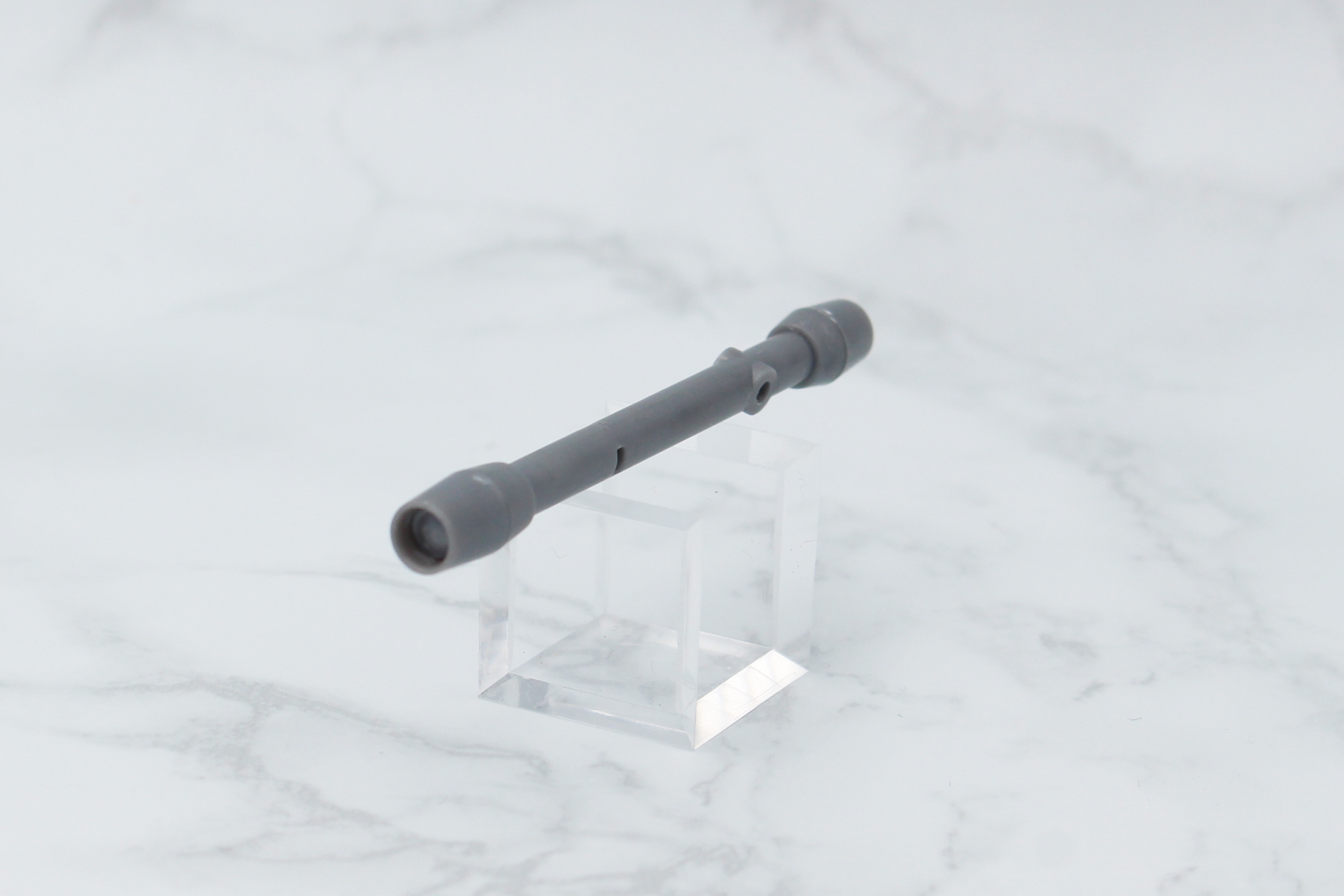 ライフルのスコープは前後にレンズのクリアパーツをはめ込んで組み立て