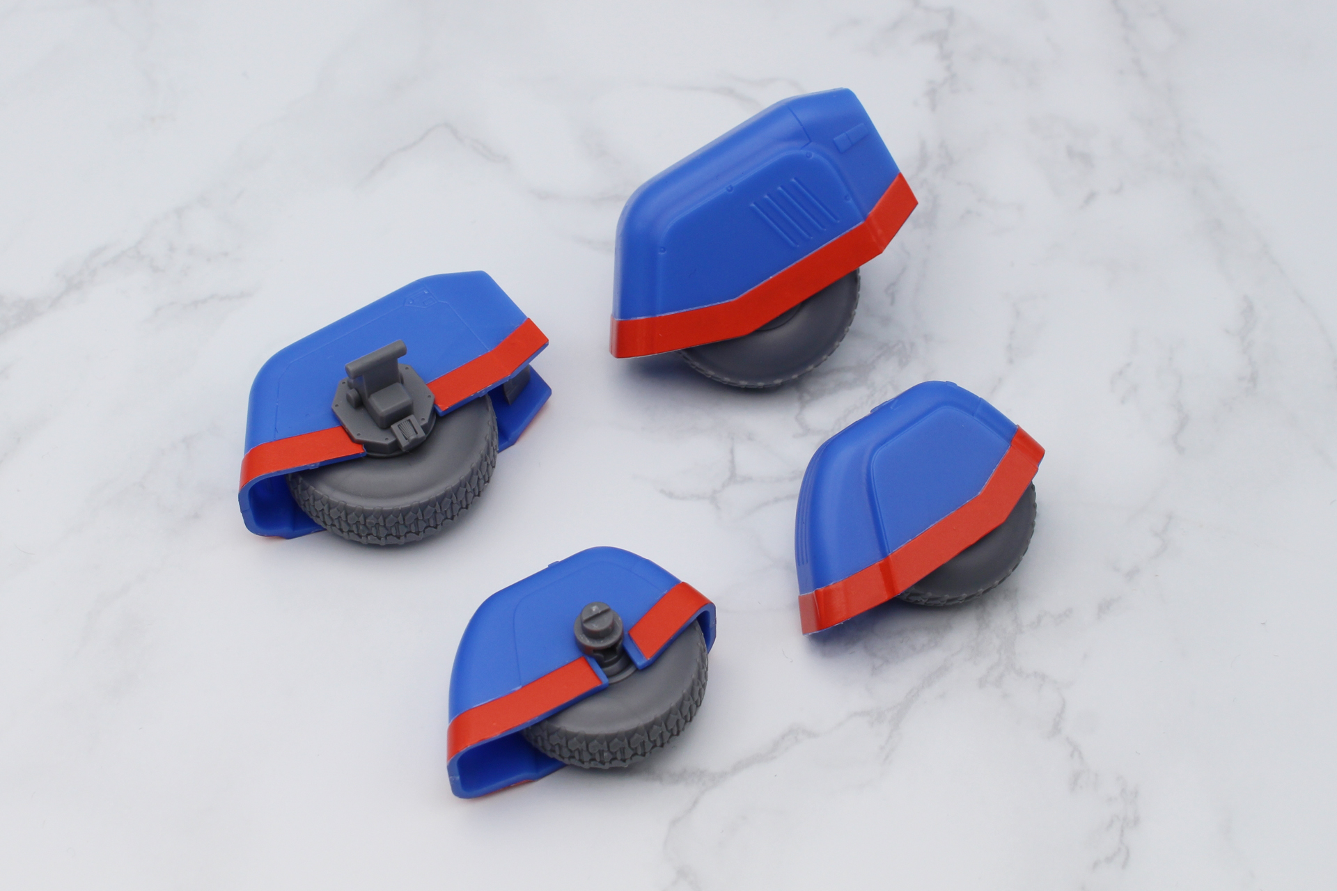 タイヤカバーに色分けのデカールを貼ってみた。下地の青が透けない品質が嬉しい