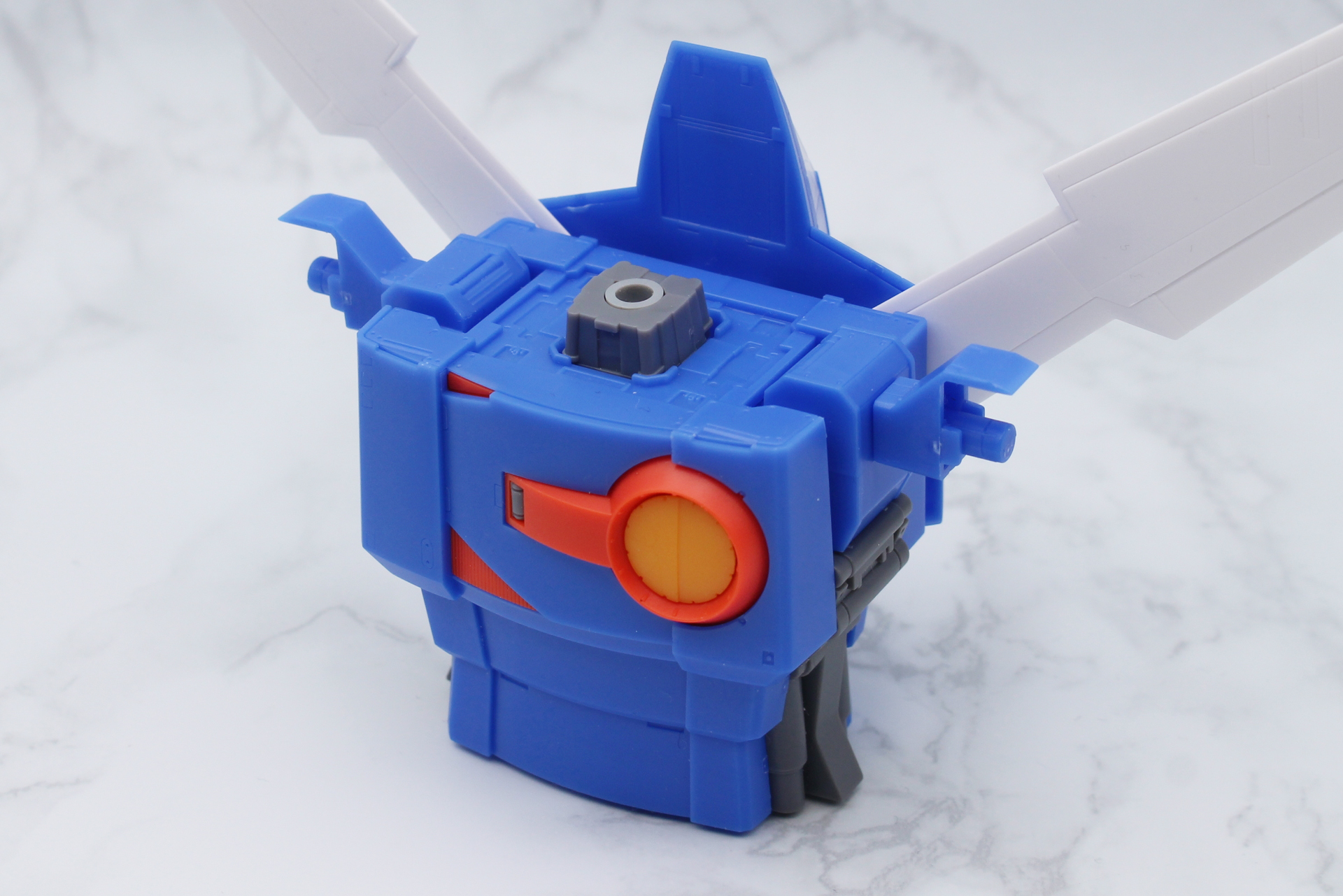 首と肩の関節をカバーするパーツを取り付けておく