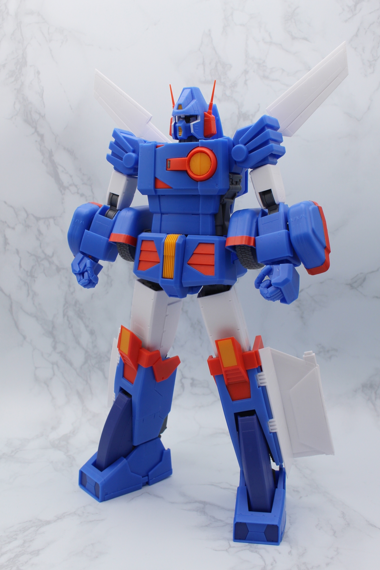 完成したザブングル。大きめの下半身やタイヤカバーなどが迫力がある