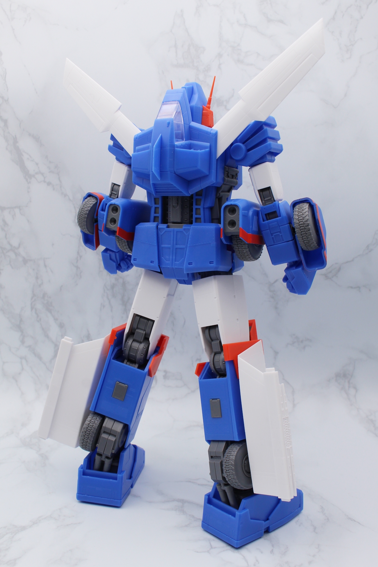 バックショット。背中のエンジンや関節部のメカが緻密に再現されている