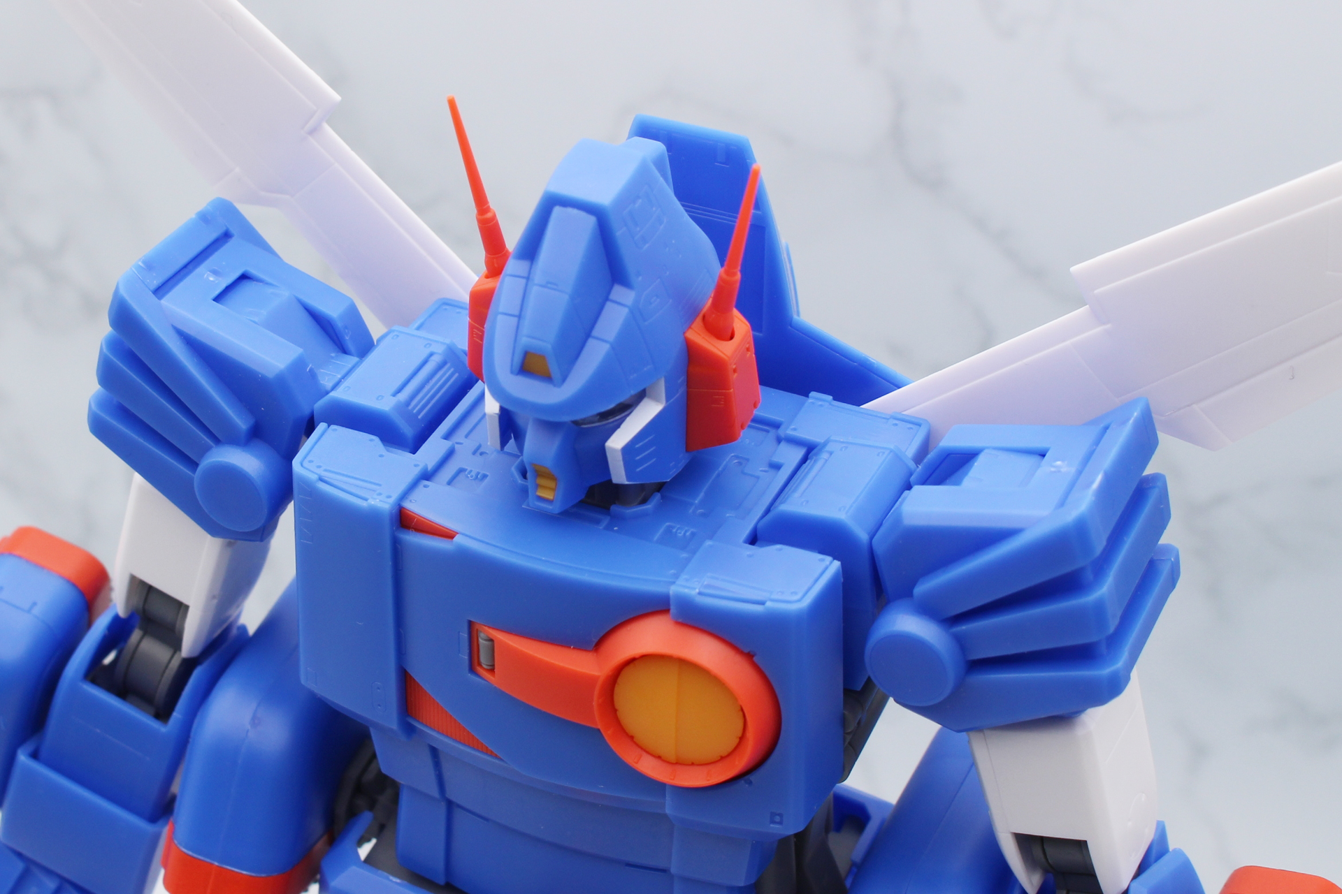 頭部やその周囲のモールドが際立っている