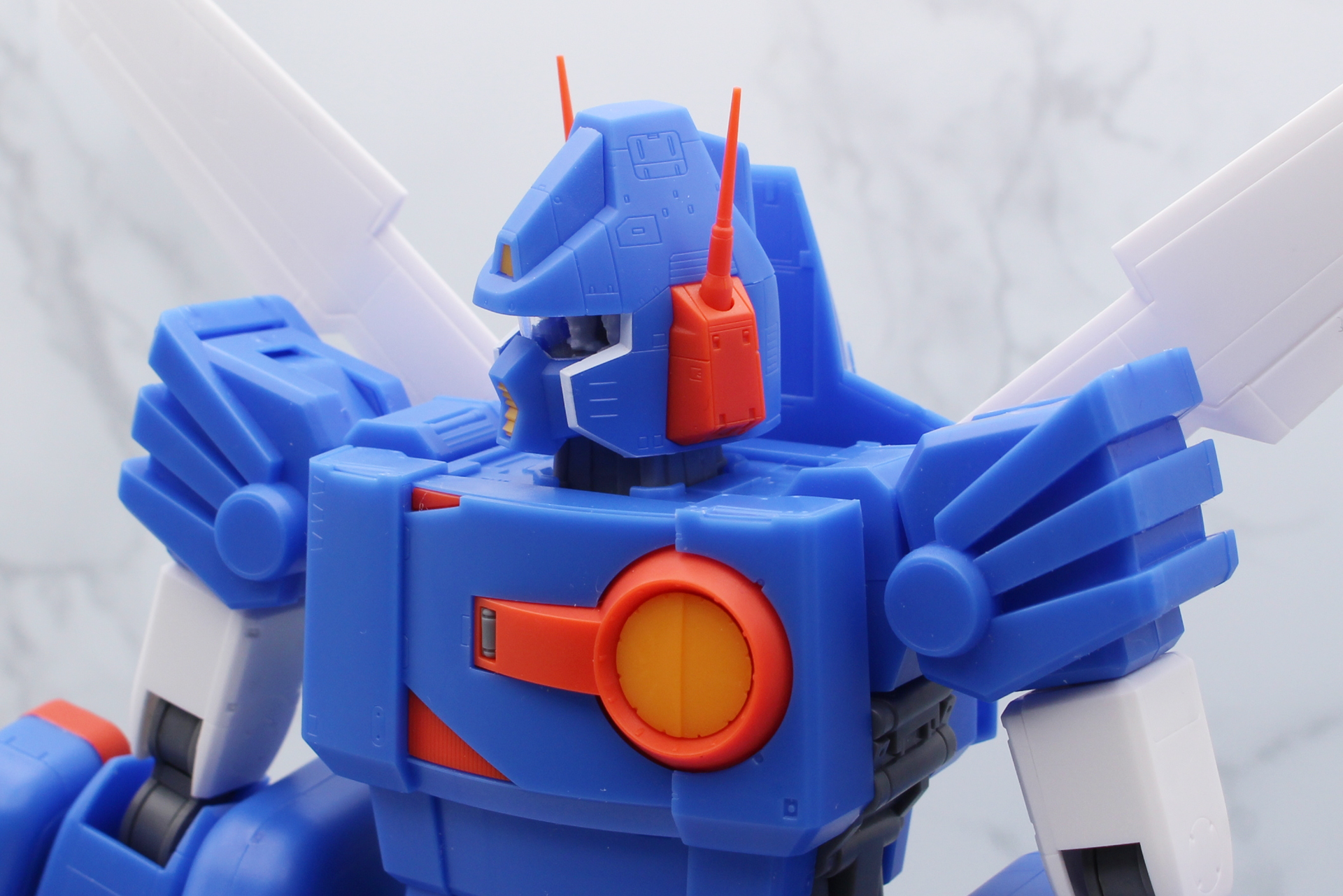 頭部やその周囲のモールドが際立っている