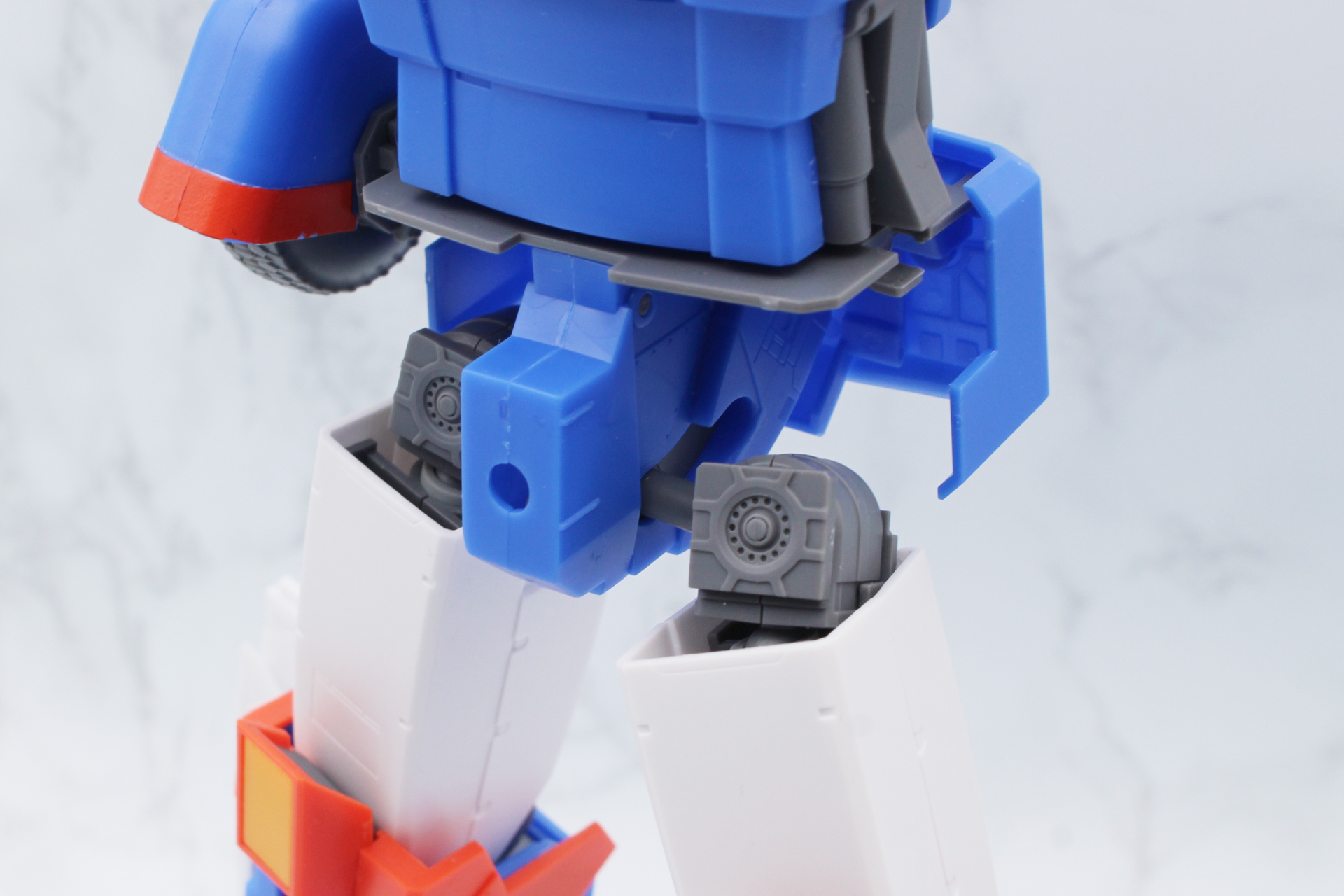 股関節の機構。重量のある脚部を細めのシャフト1本で支えているので心許ない