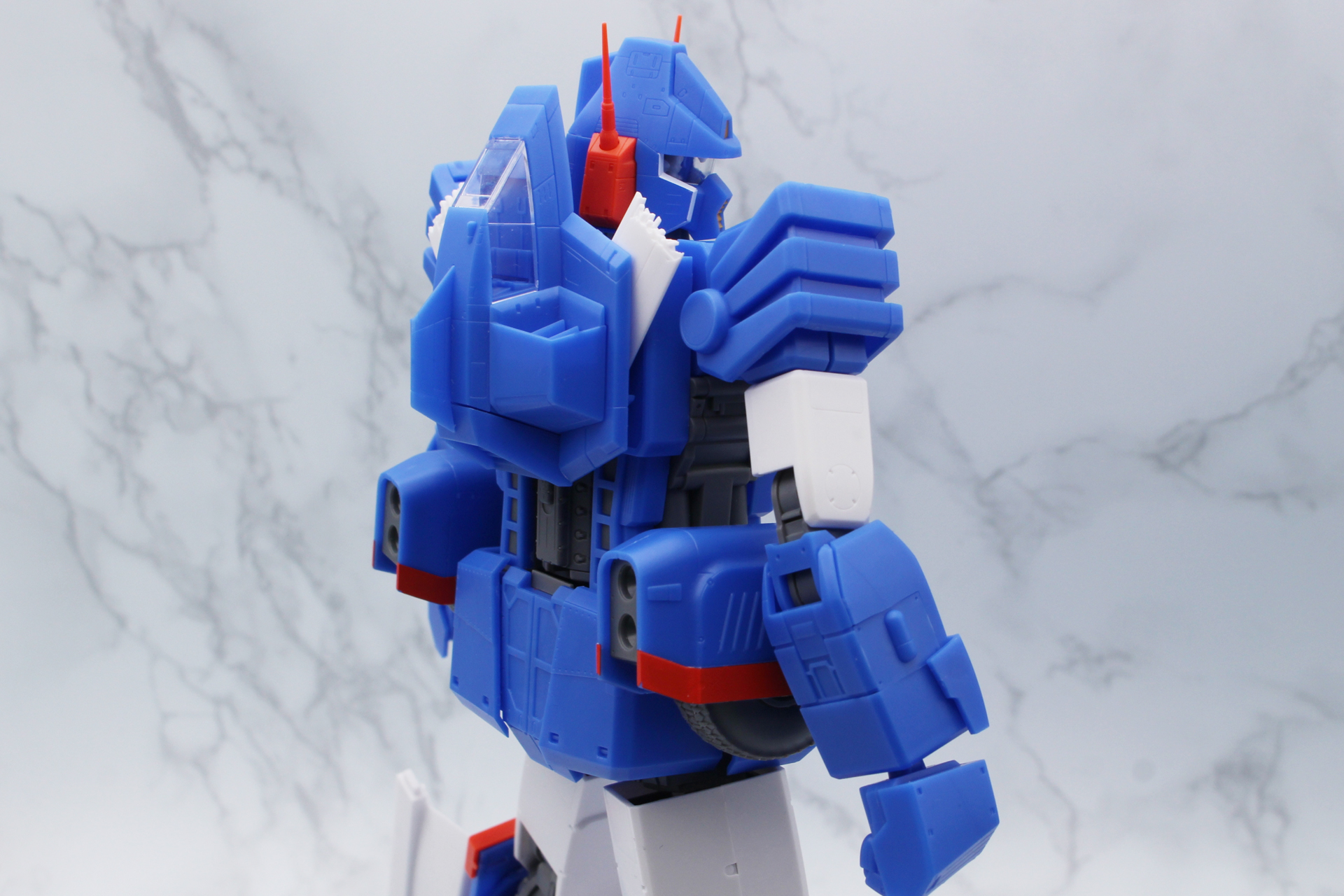 一部を差し替えてジロン機も再現が可能だが、翼の根元のポリキャップなど、組み替えが少し面倒なところもある。この写真では前腕裏側のパーツはメイン機のままだ