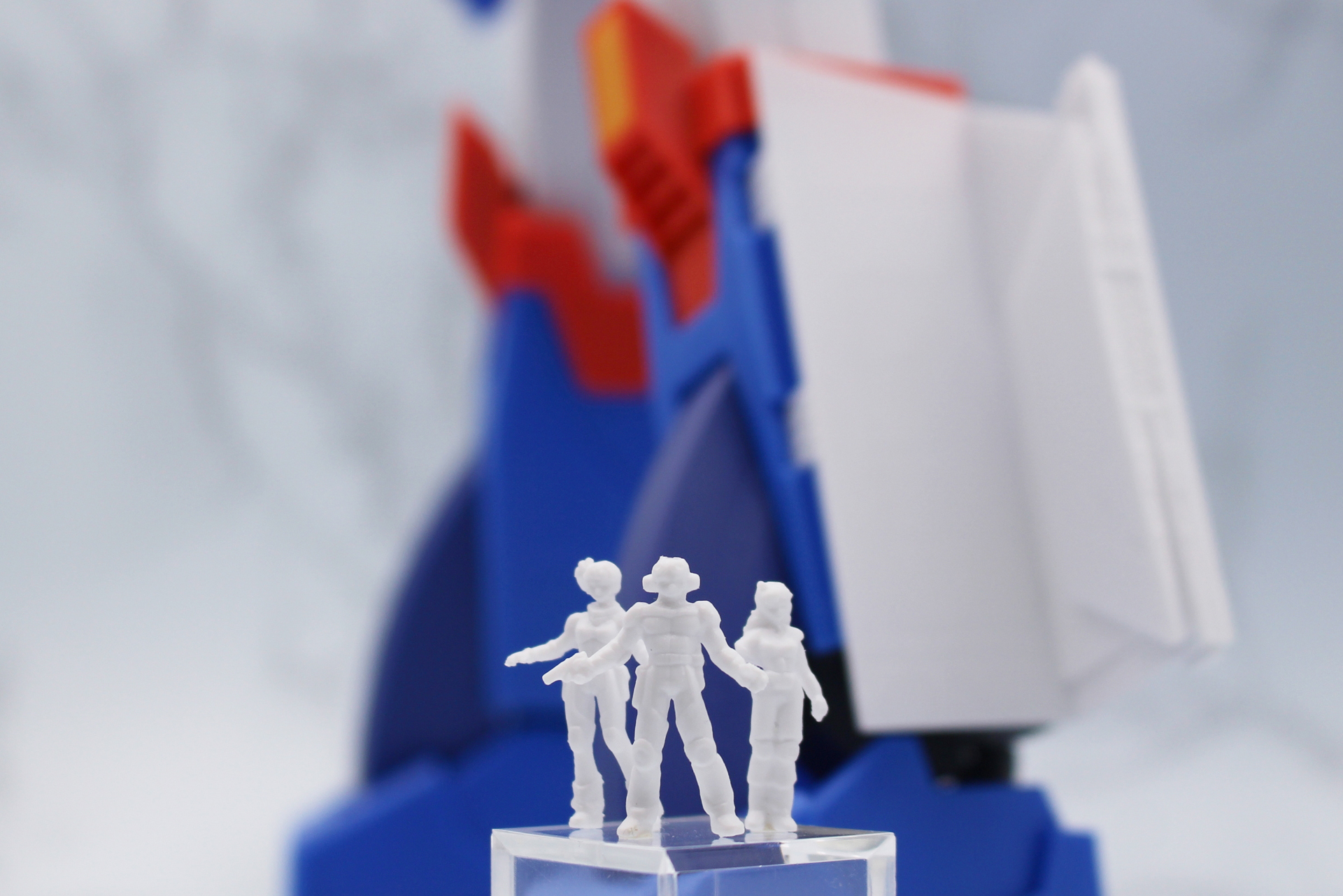 同スケールのジロン、エルチ、ラグのフィギュアも付属。塗装すればさらに映えるはず