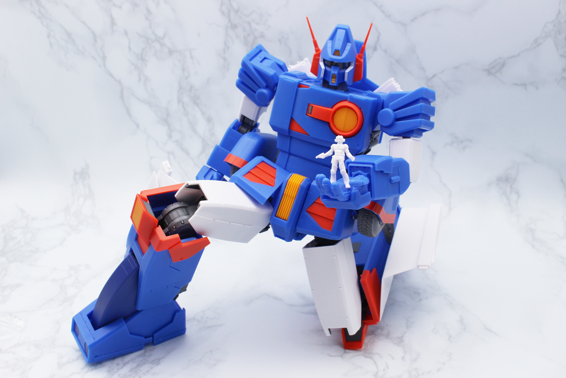 同スケールのジロン、エルチ、ラグのフィギュアも付属。塗装すればさらに映えるはず