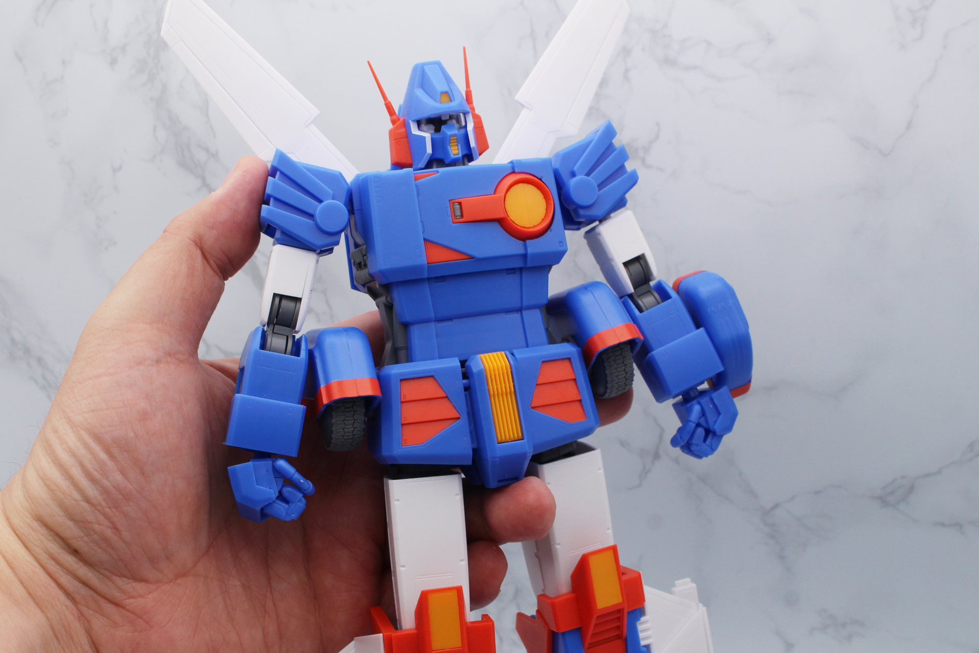 完成したザブングルを手に取ったときのボリュームは圧巻。完成させたときの満足度も高い