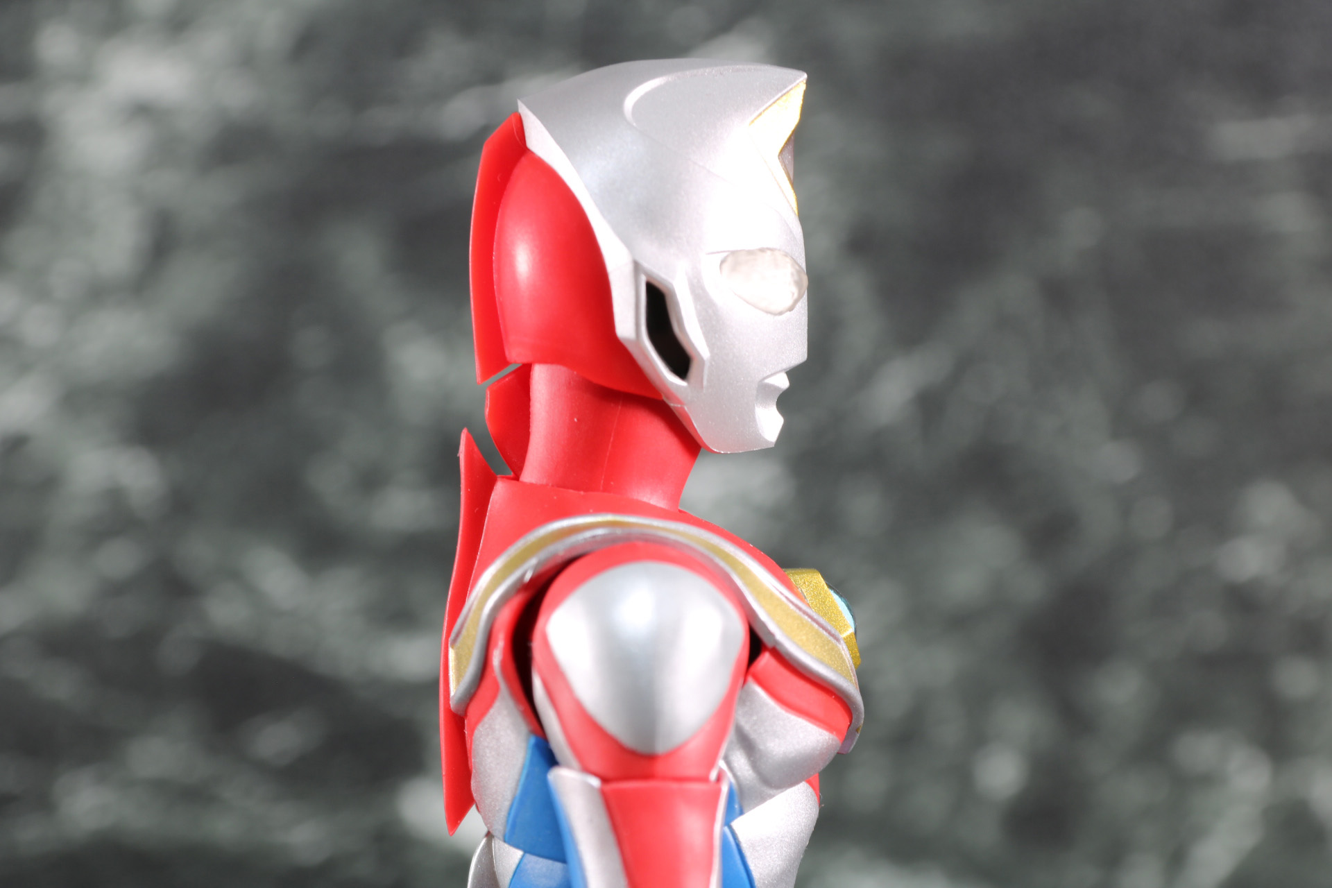 厚い胸板やカラータイマー、金色のラインも再現されている