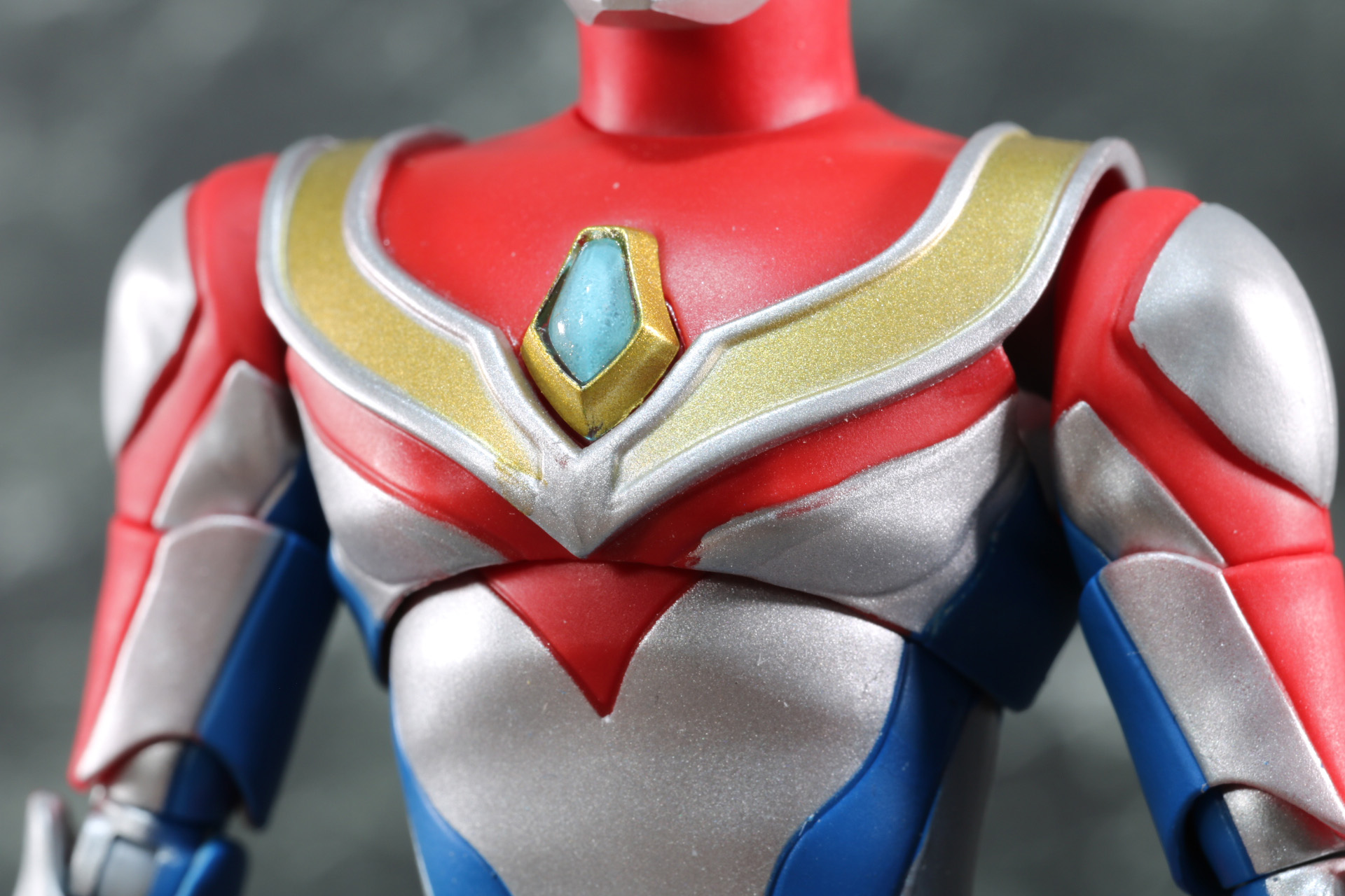 厚い胸板やカラータイマー、金色のラインも再現されている