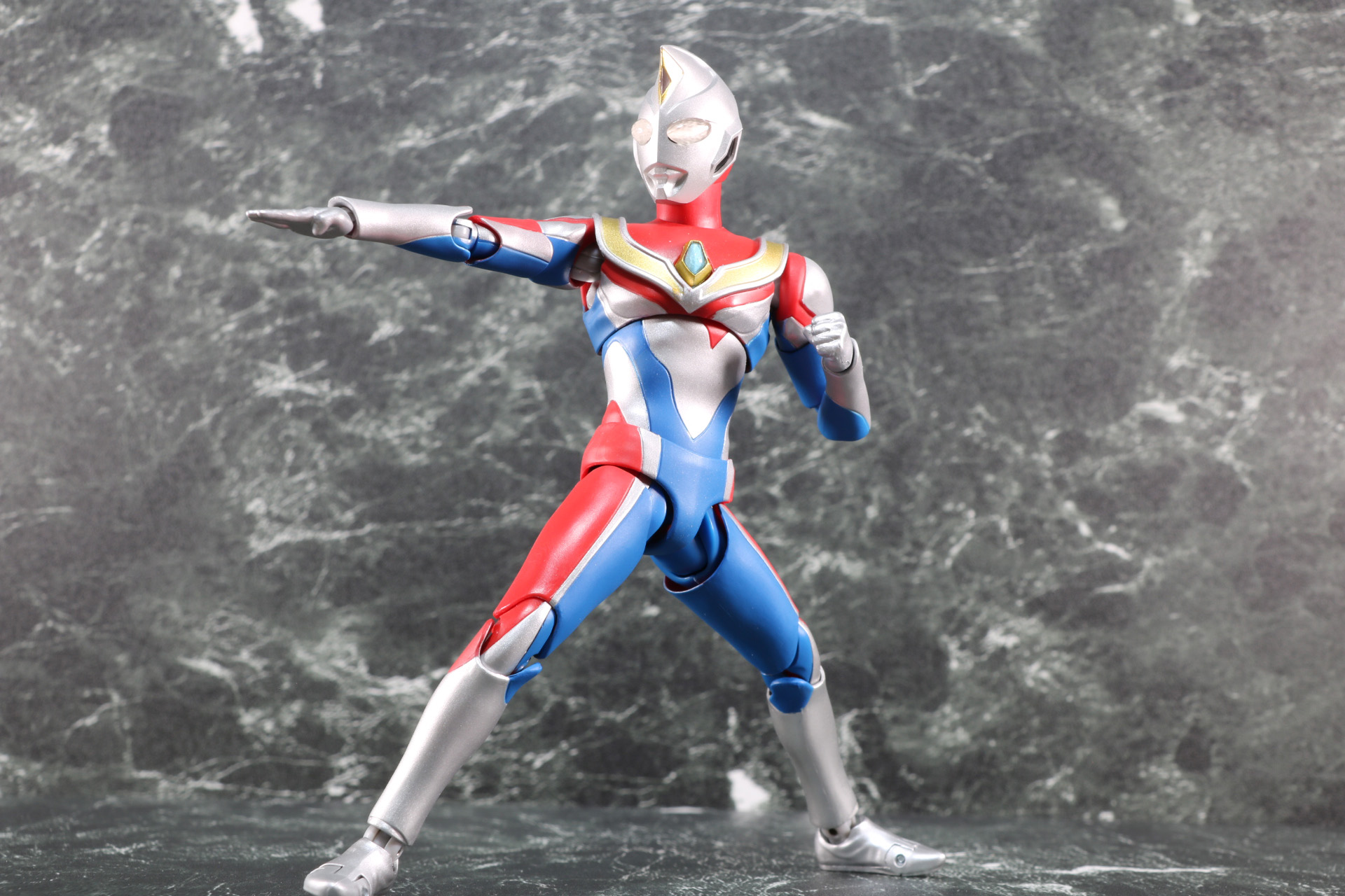 大きく蹴りを放つ状態もできる