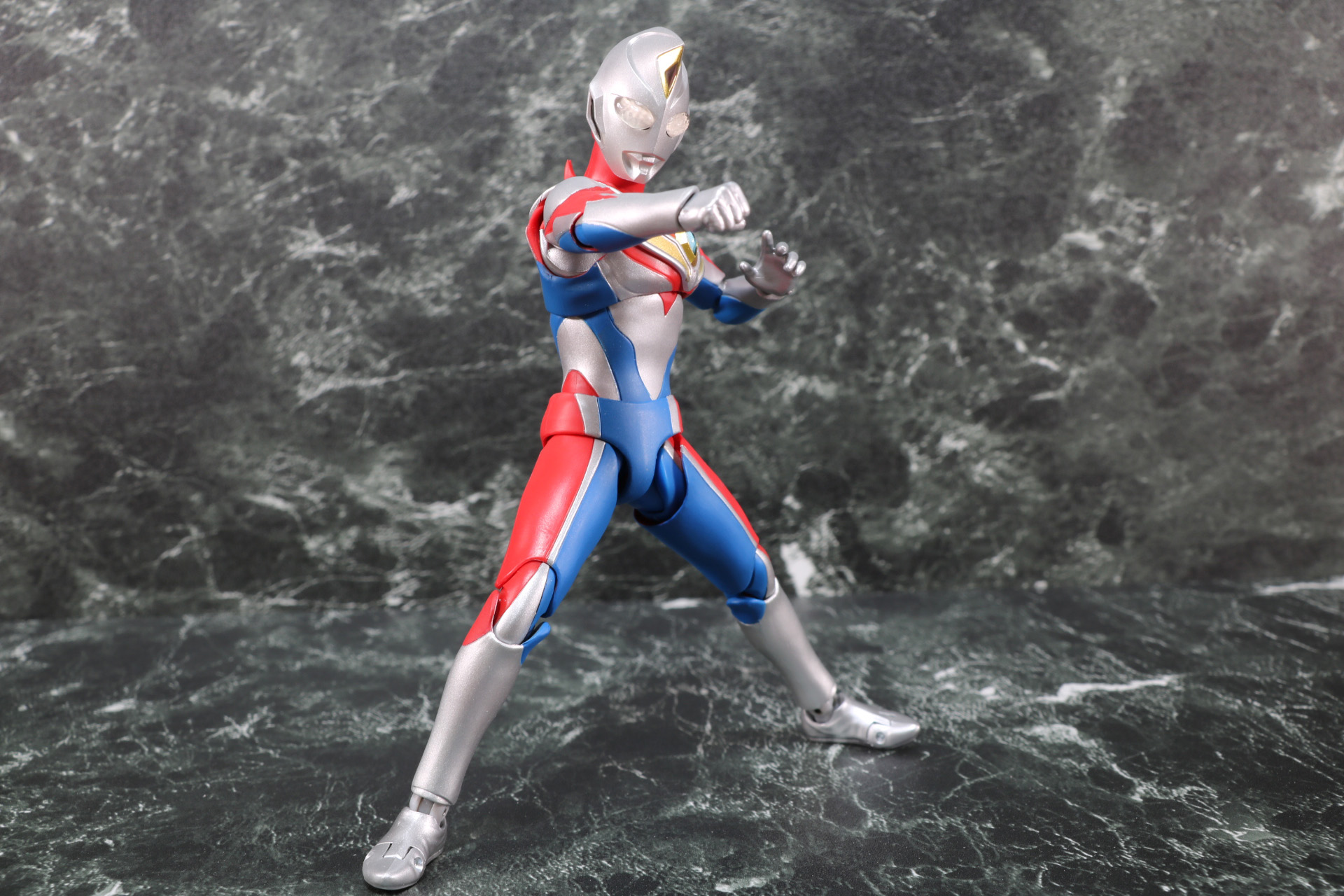 大きく蹴りを放つ状態もできる