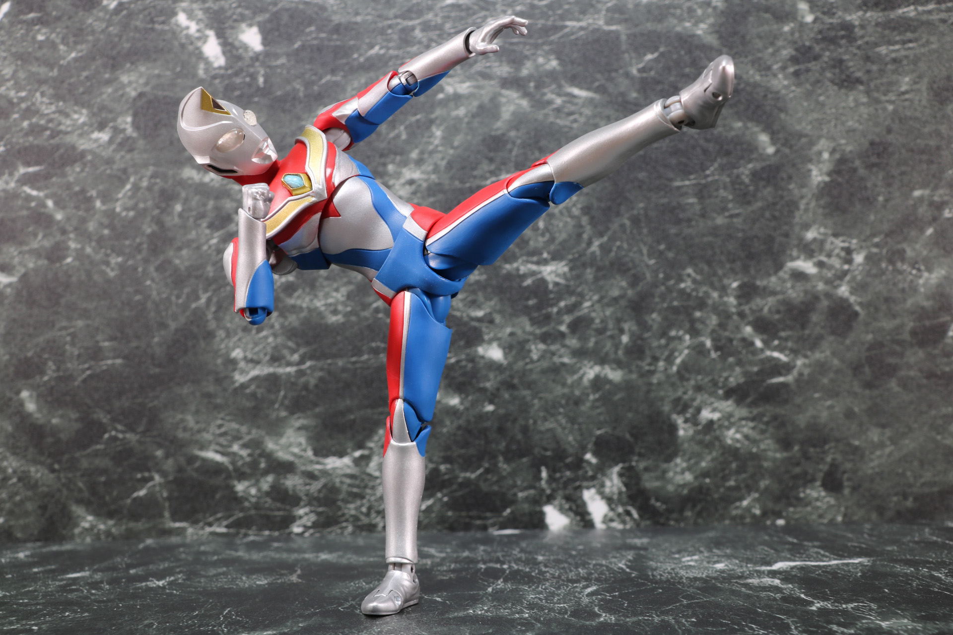 大きく蹴りを放つ状態もできる