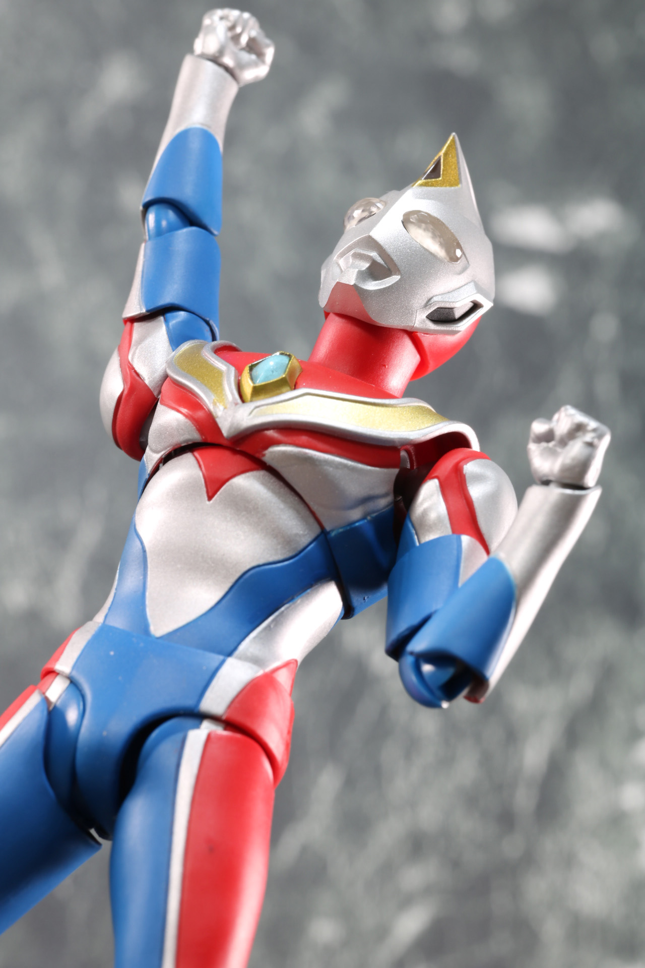 変身時のポーズも迫力満点