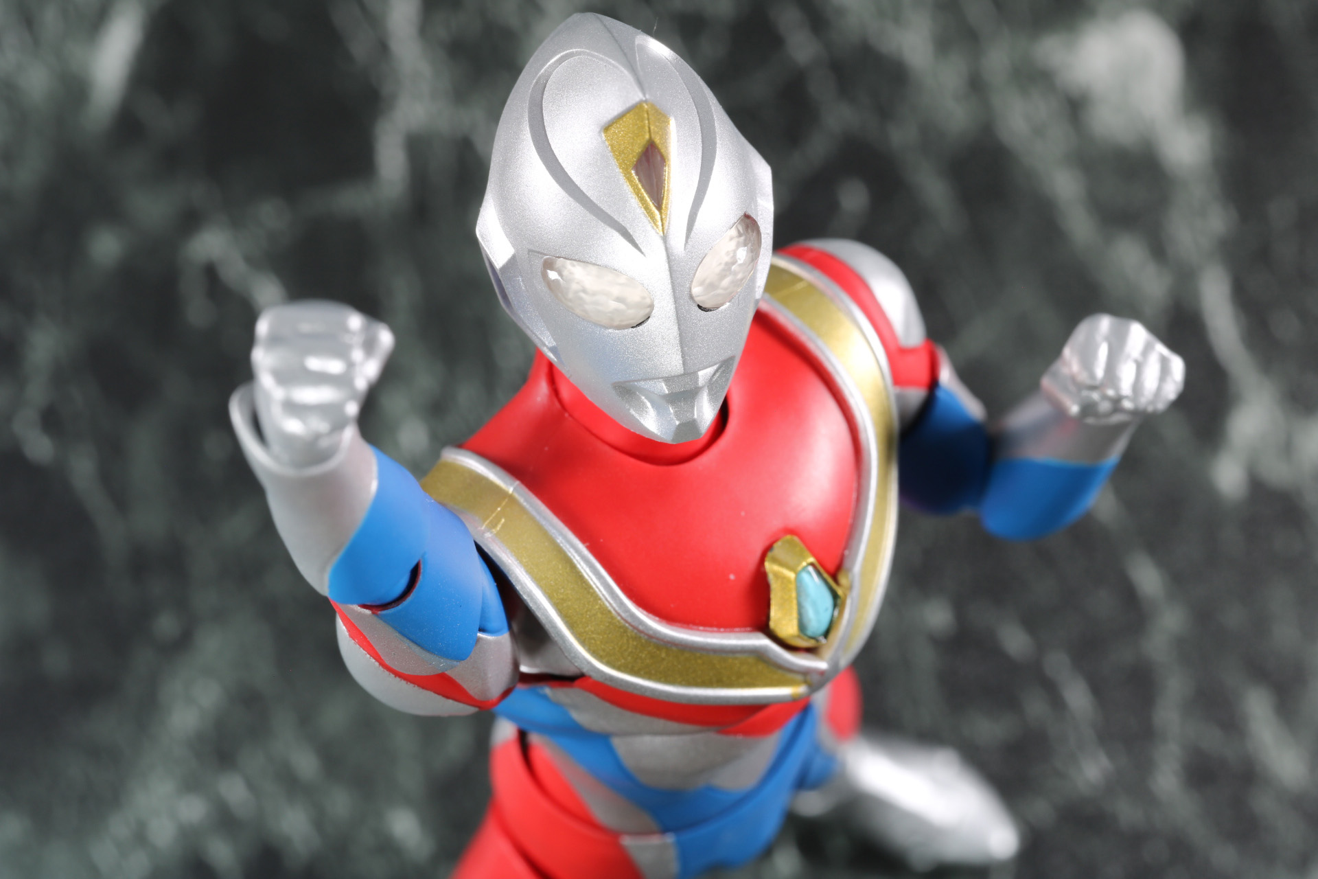 変身時のポーズも迫力満点