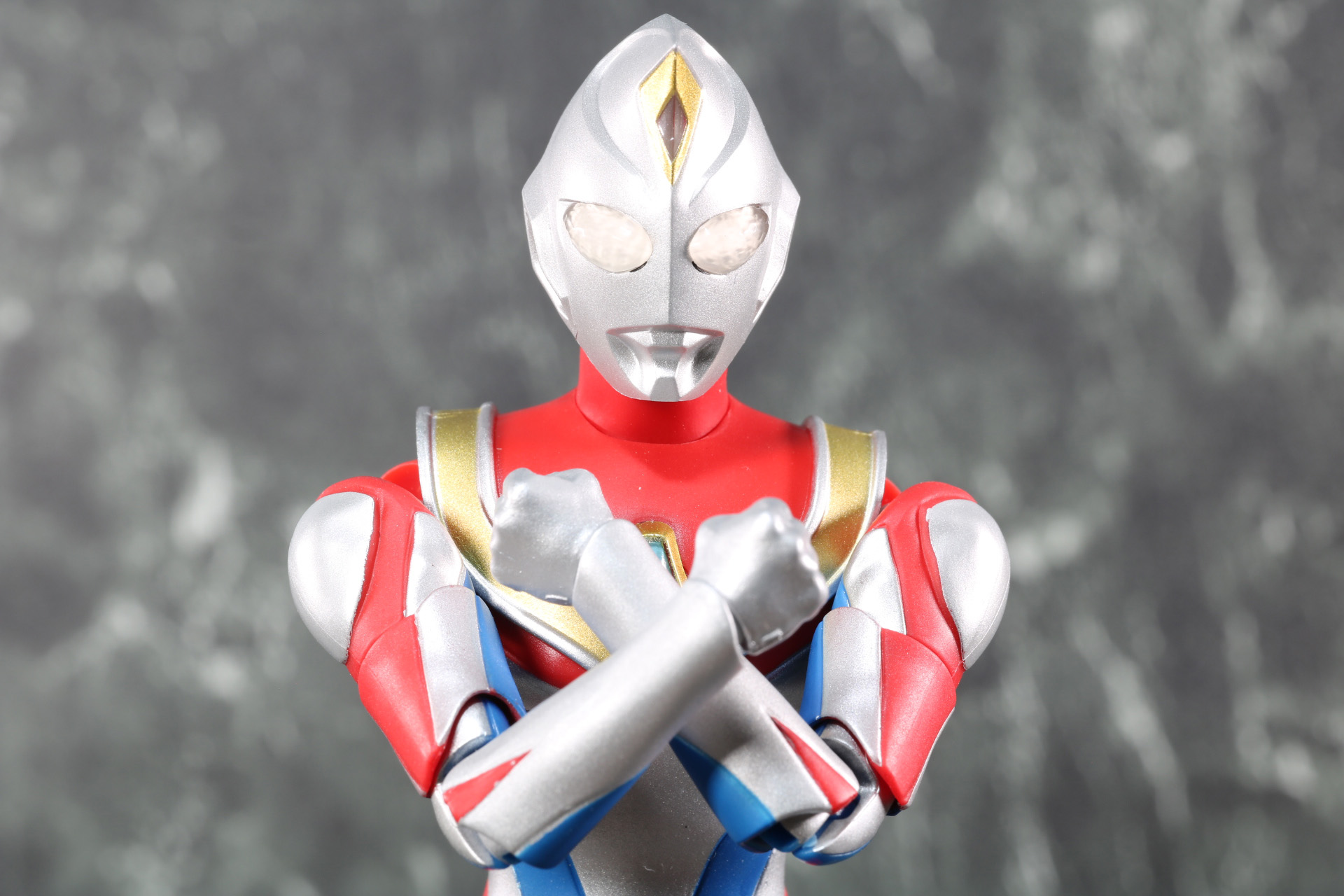 タイプチェンジの時のポーズも軟質素材を使用しているため、腕をクロスするポーズが可能